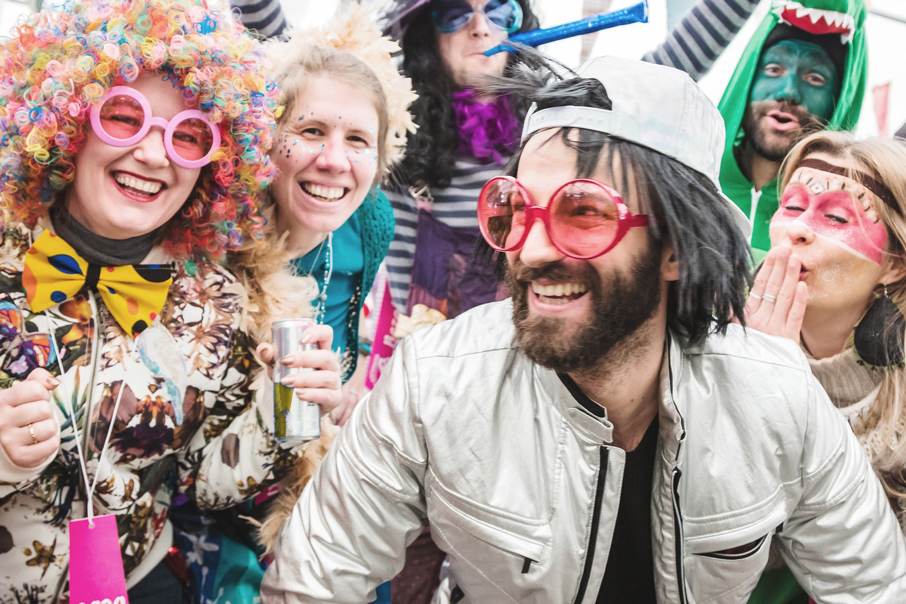 Verkleidete junge Menschen feiern Karneval