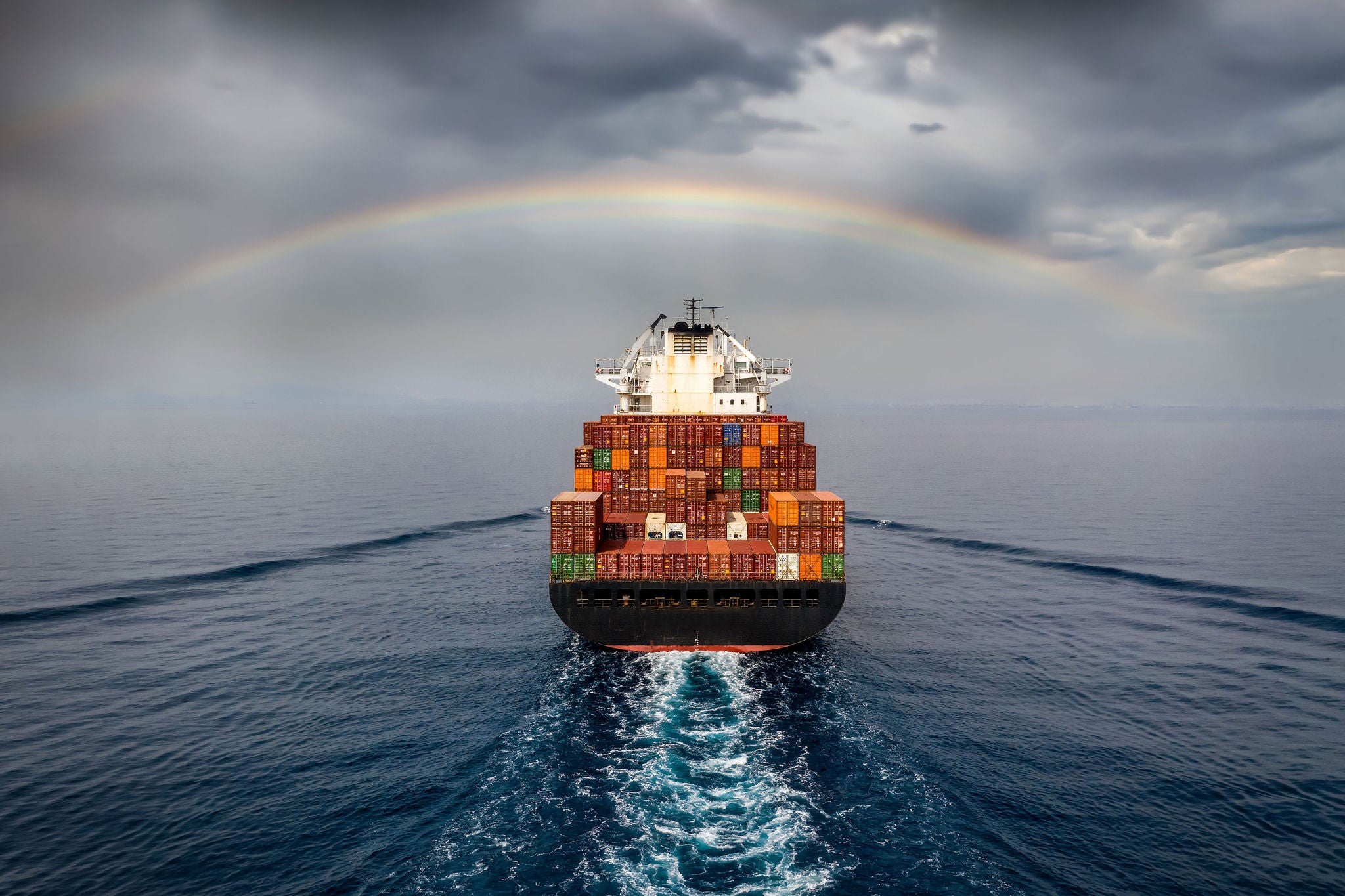 Porte-conteneurs naviguant en pleine mer