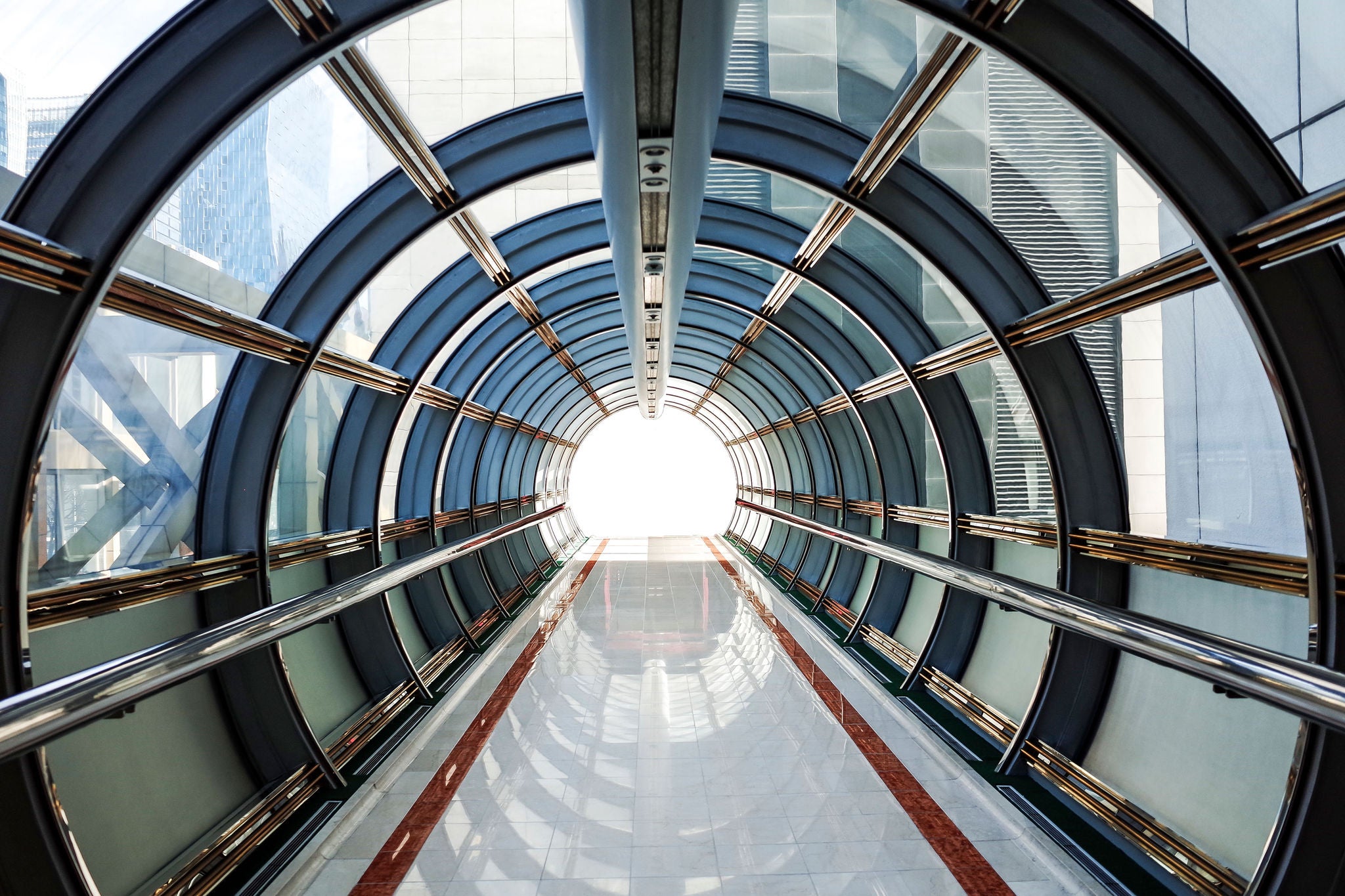 Túnel vidriado con vista a edificios de oficinas