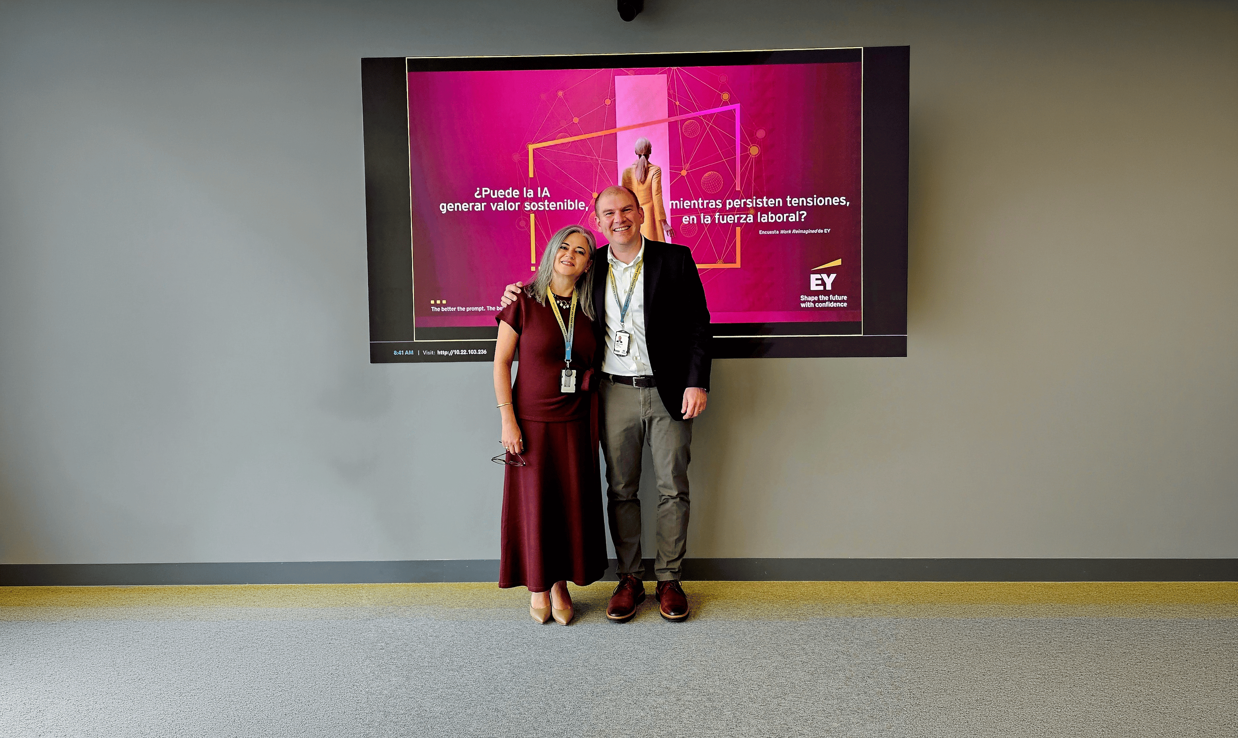 Ximena Zuluaga y Juan Taboada presentando a medios los resultados de EY Work Reimagined 2026