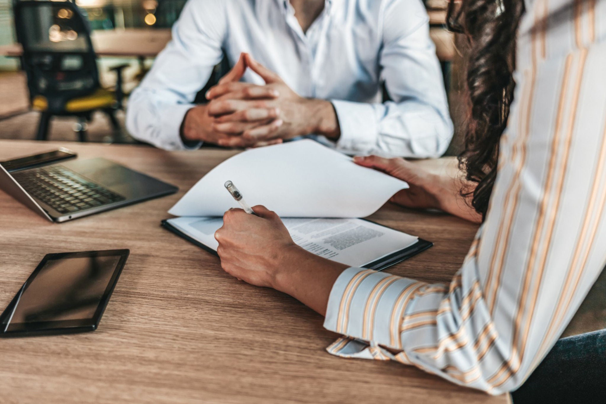 Dos personas revisan documentos