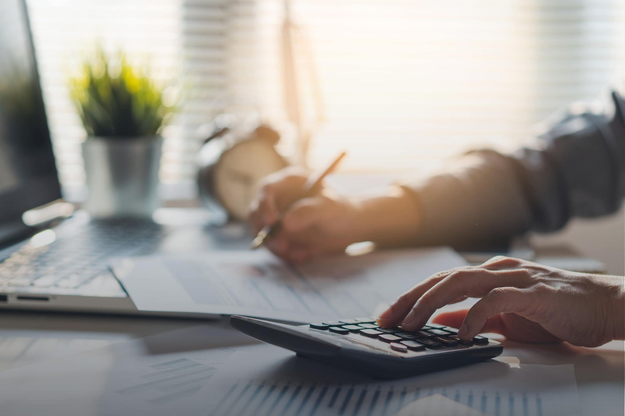 Person mit Koffer auf einer Rolltreppe