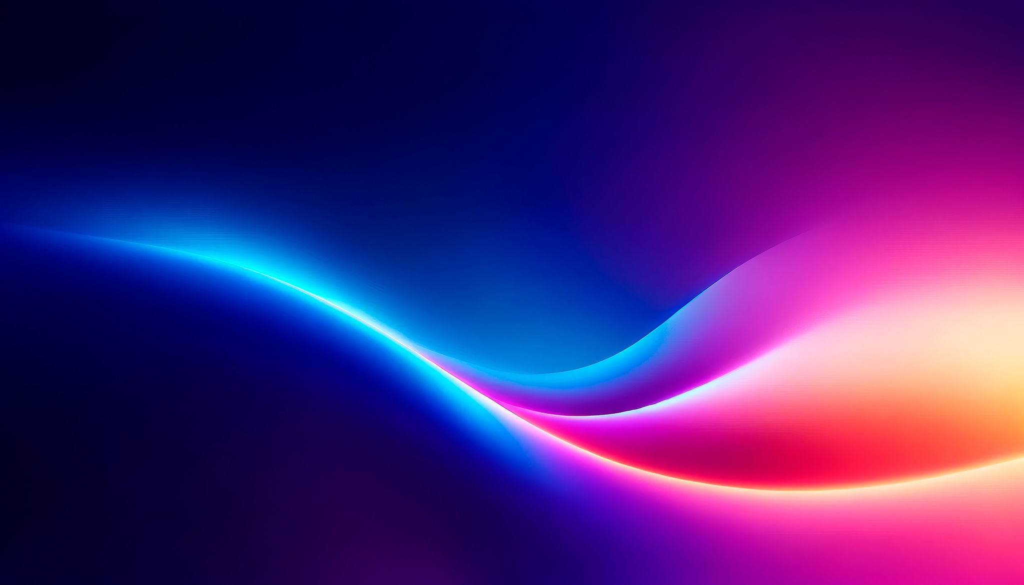 Hombre de negocios sentado trabajando en el ordenador por la noche