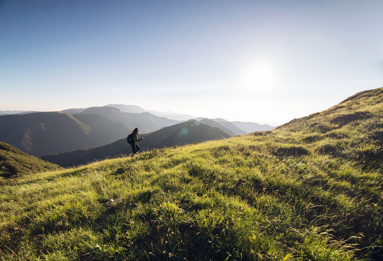 女子在戶外健行