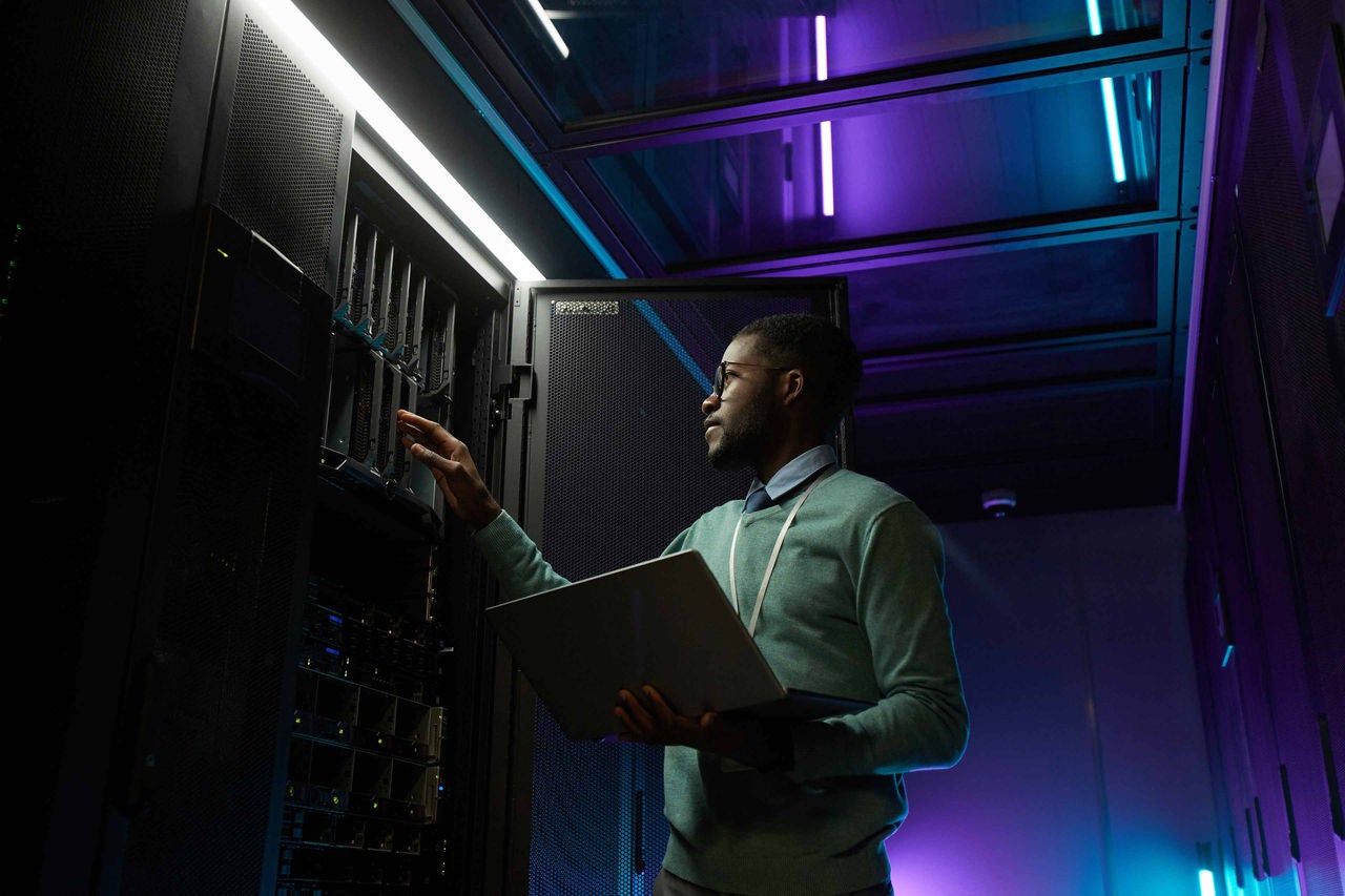 IT-Fachkraft überprüft Serversysteme