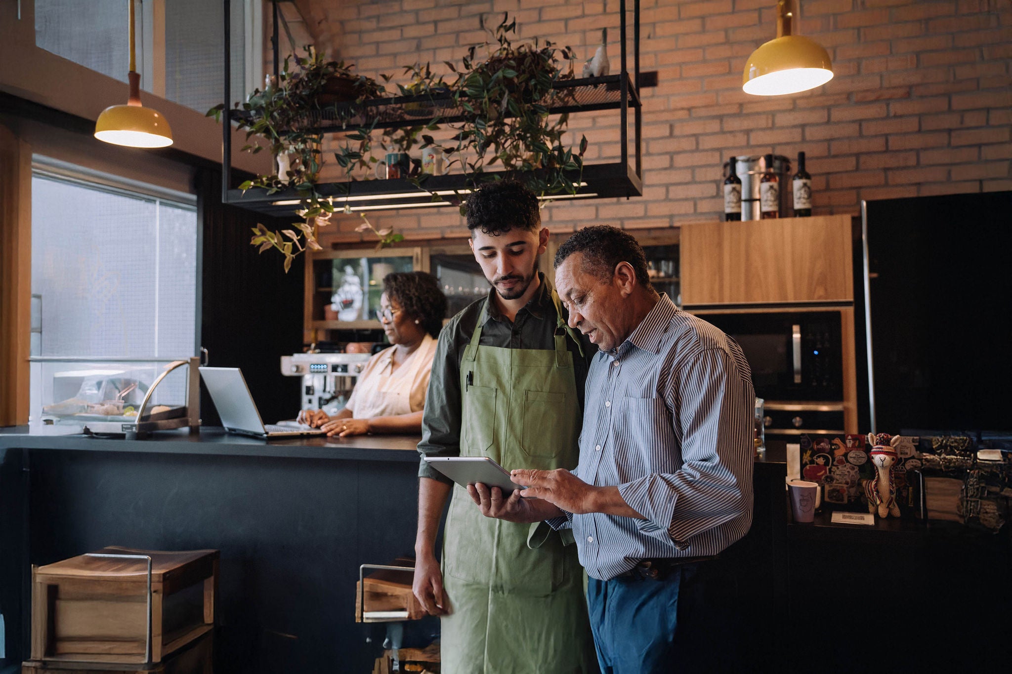 Zwei Männer in einem Café