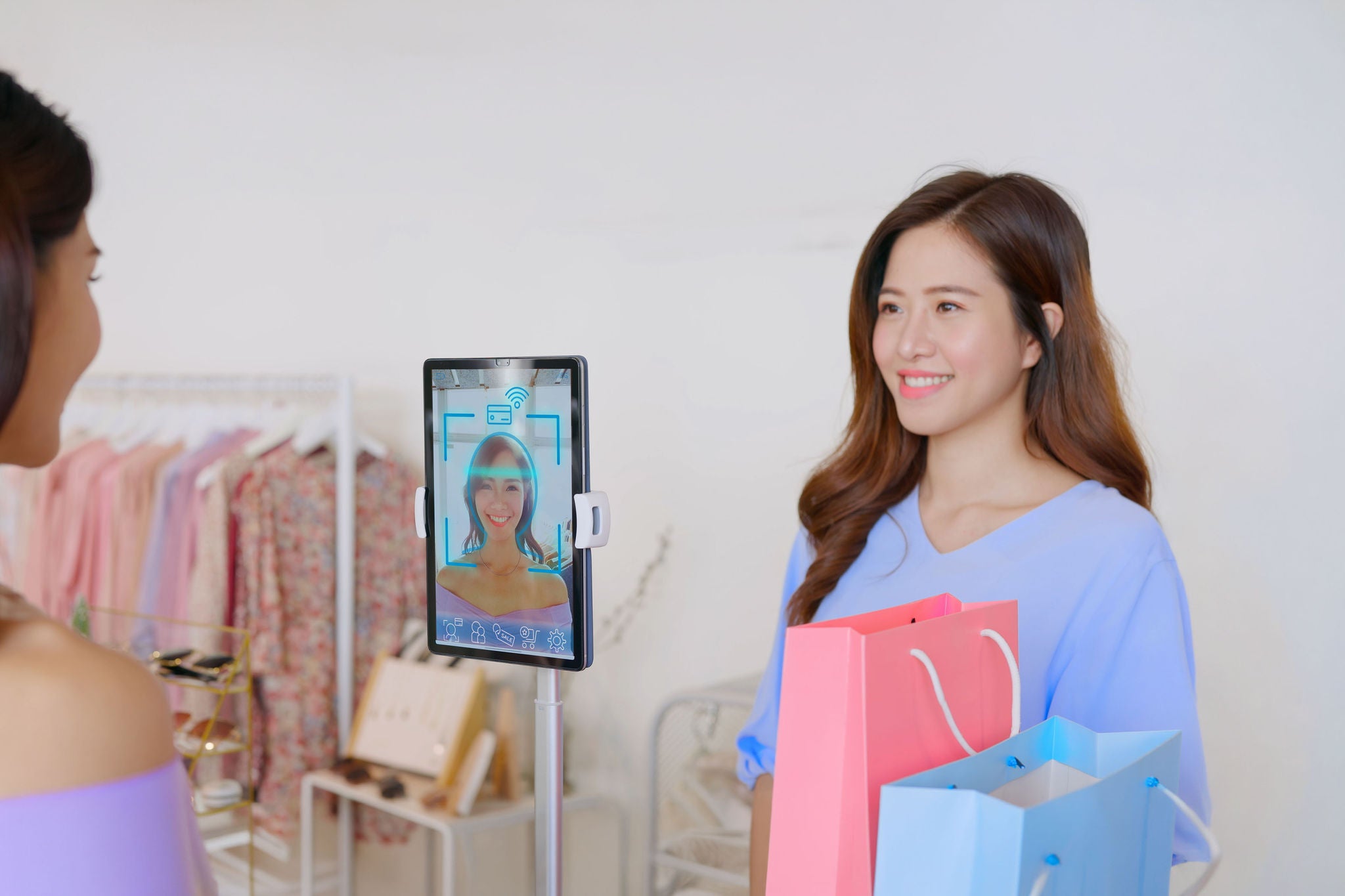 Store clerk uses facial recognition on female customer for payment