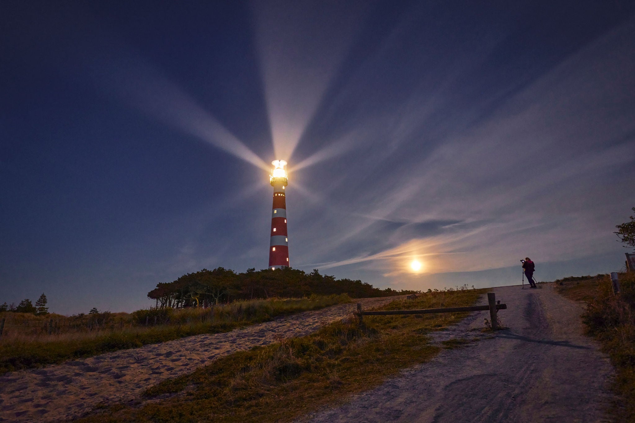 birlikte oturan gardaşlar