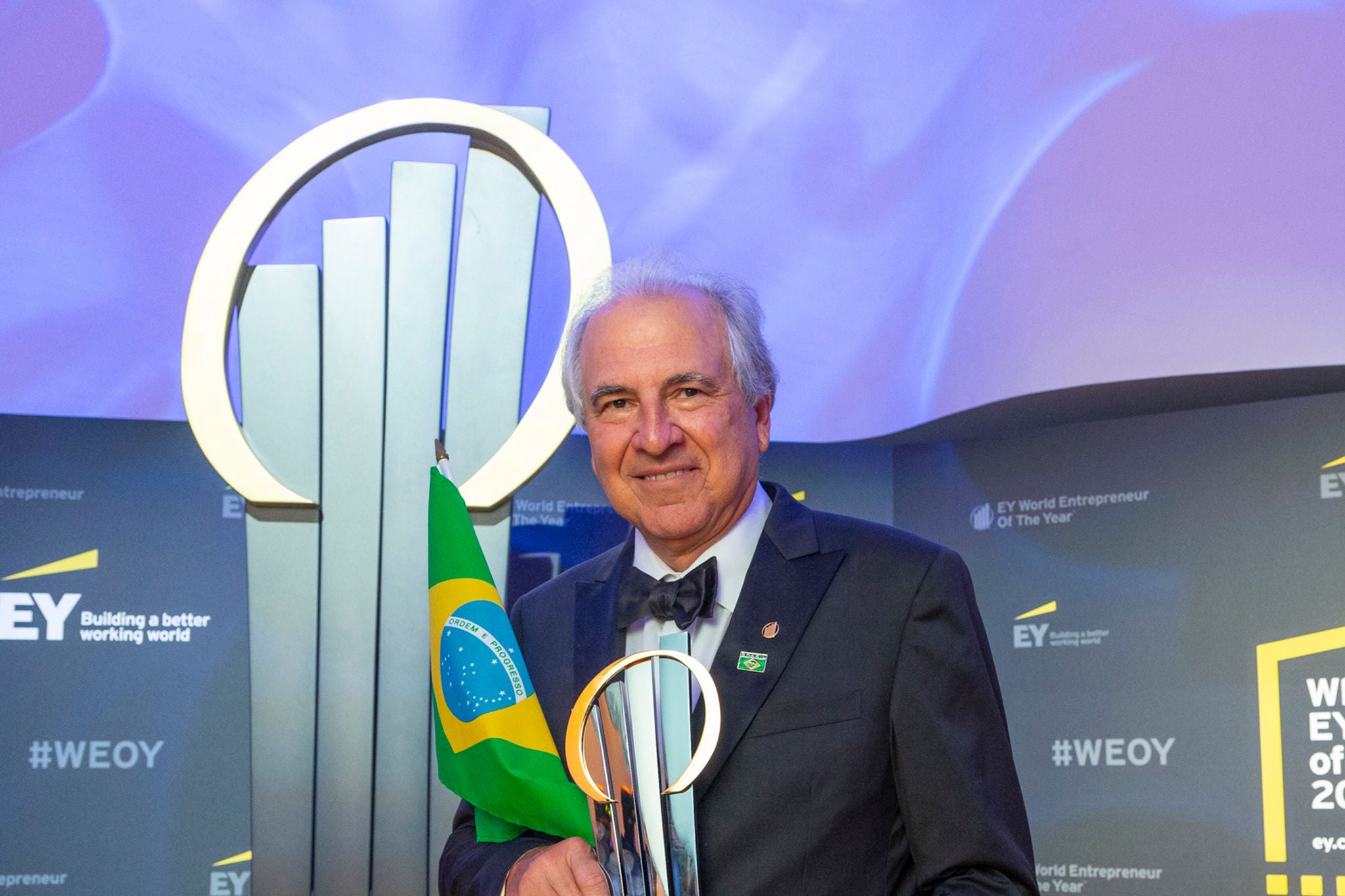 Photo of Rubens Menin holding a trophy