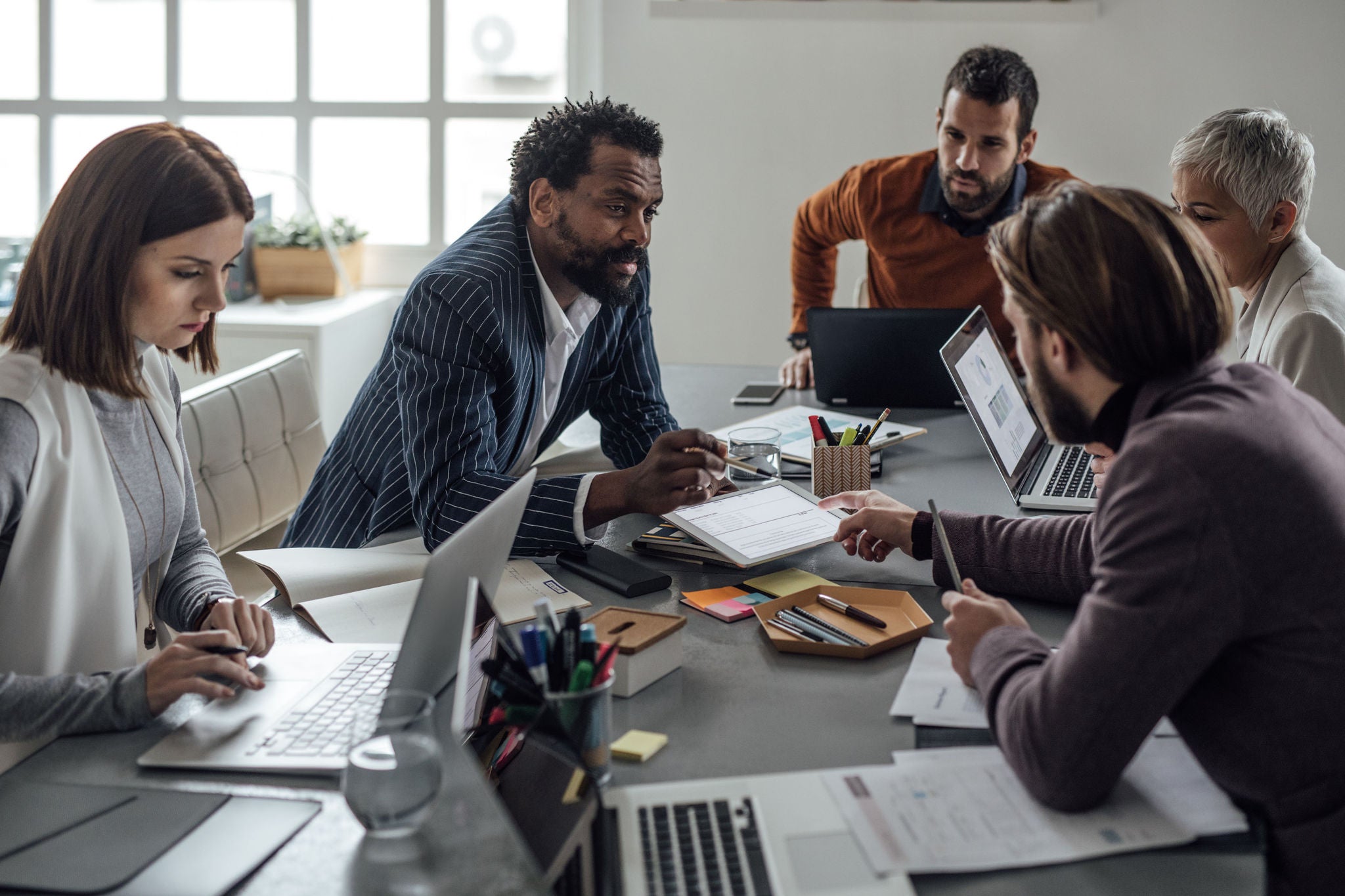 Grupo de personas reunidas en una oficina 