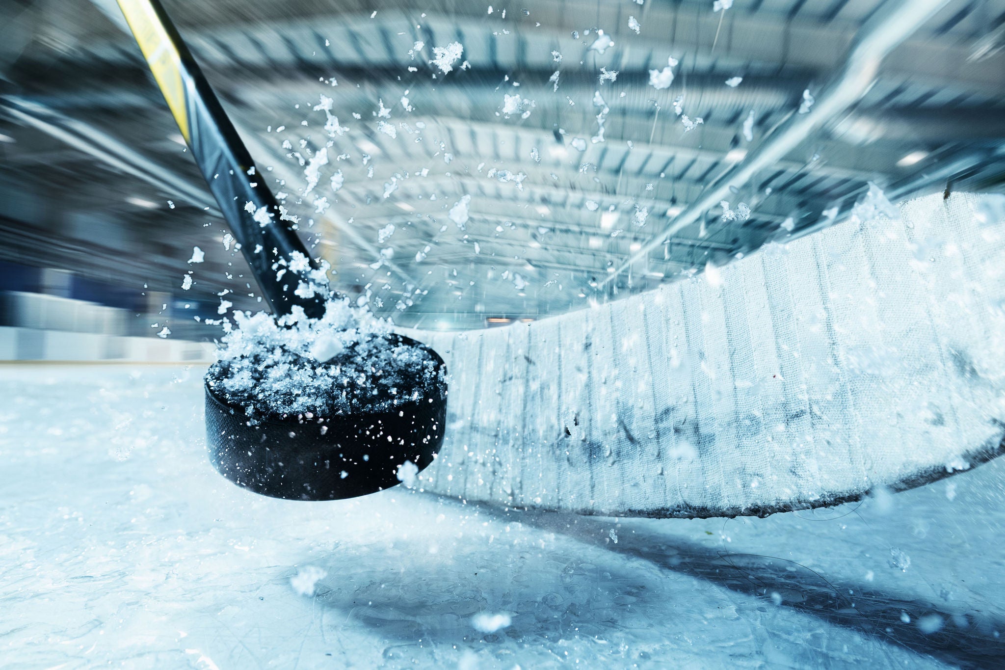 Närbild på en ishockeypuck som träffar mål