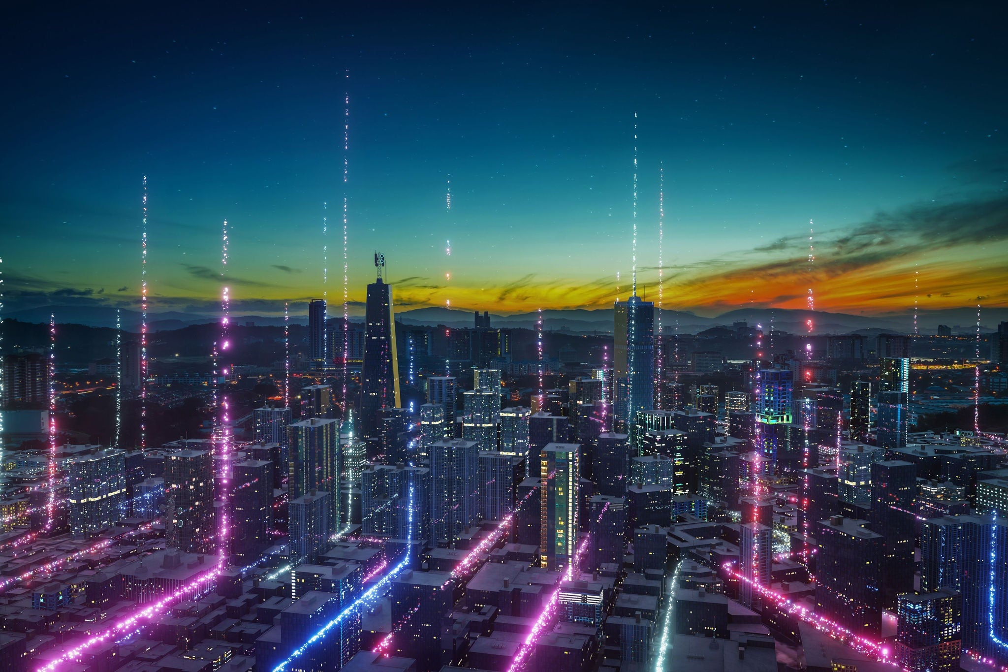 Beleuchtete Stadt bei Sonnenuntergang mit Datenströmen und digitalen Lichteffekten über Hochhäusern