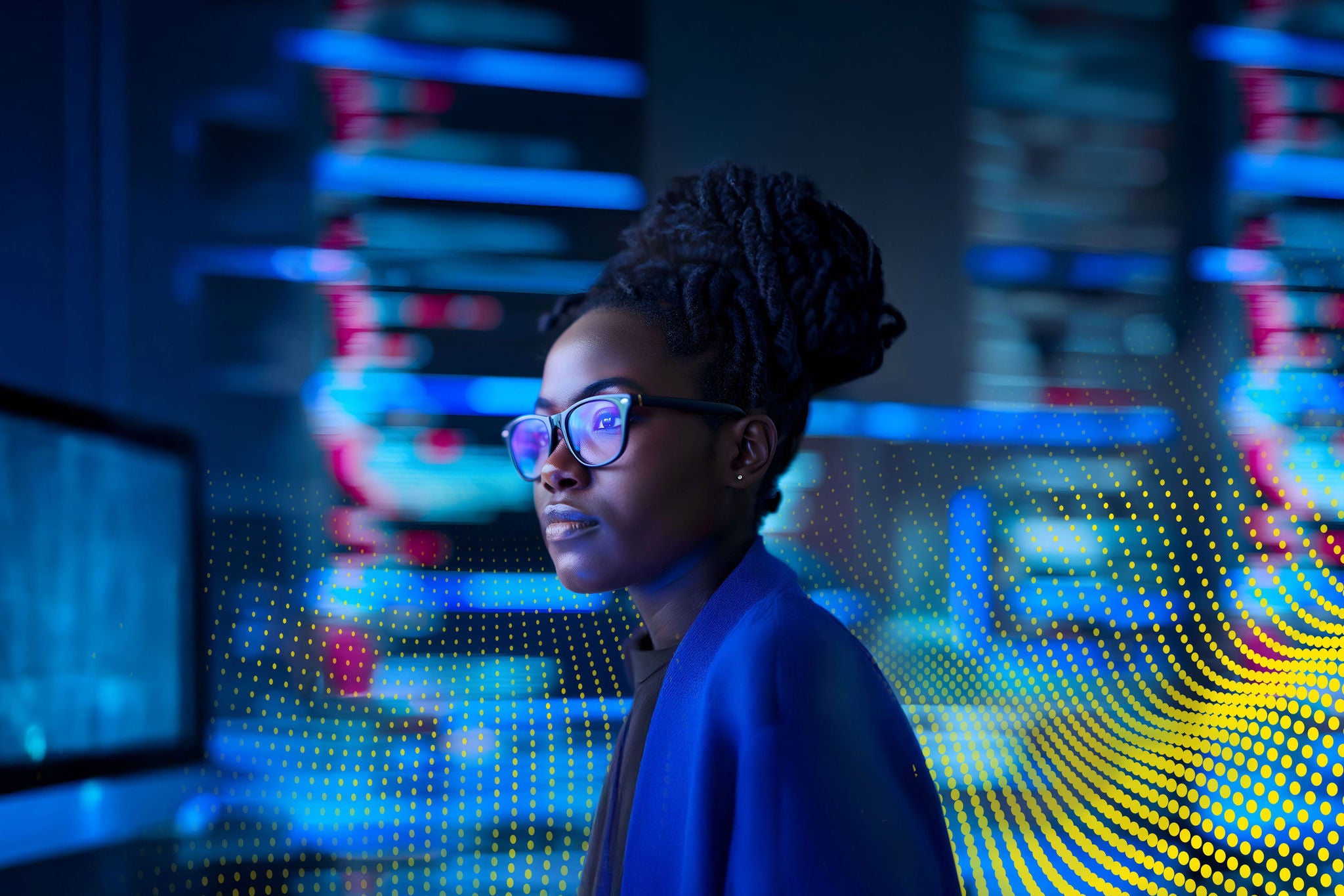 Person mit Brille arbeitet vor Servern in einer Hightech-Umgebung mit Datenvisualisierung.