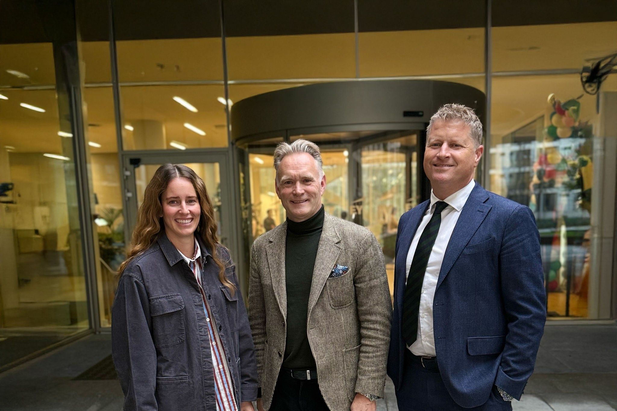 Jessica Schmidt, Peter Grøftehauge og Søren Smedegaard Hvid står uden for kontorbygning