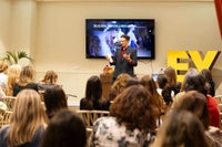 Foro de Mujeres Consejeras y Directivas - Moda y Desfile: el arte de crear experiencias