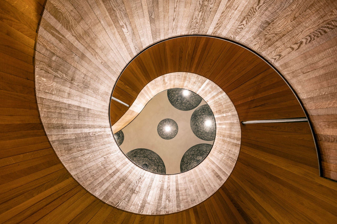 Escada espiral iluminada