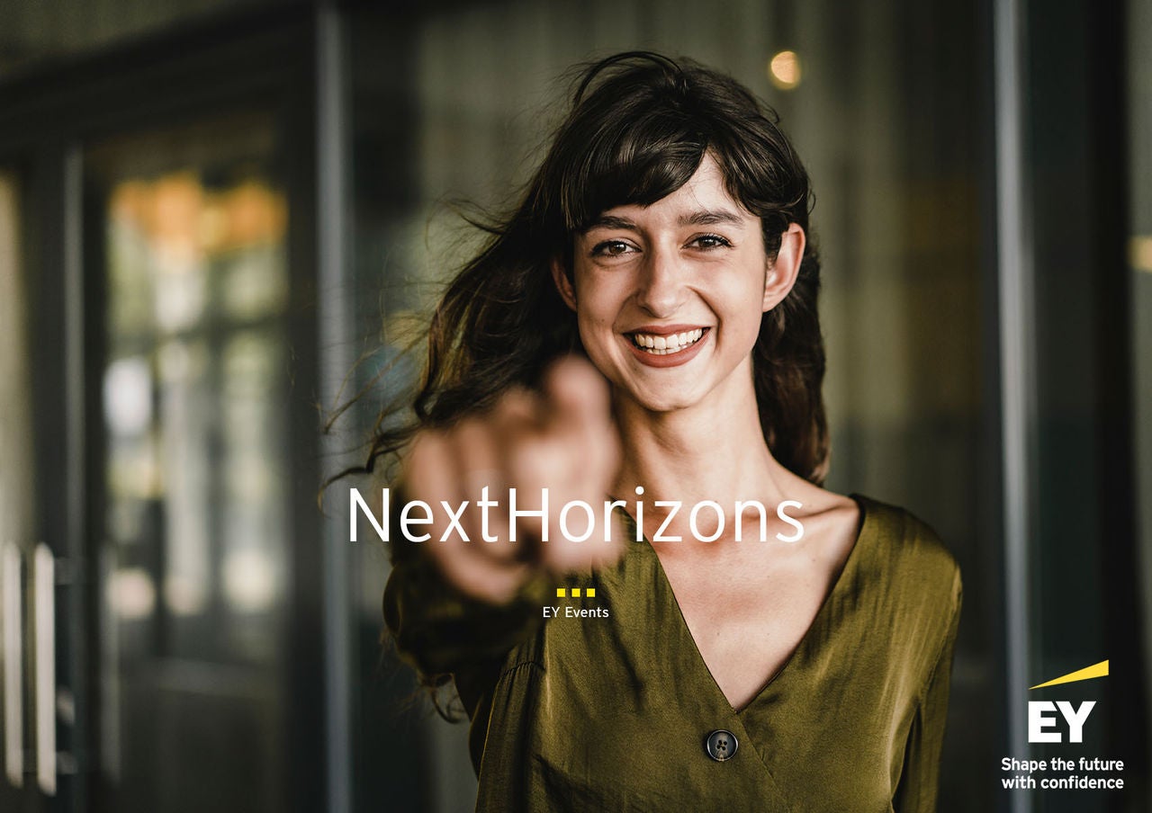 Frau lächelt und zeigt auf die Kamera