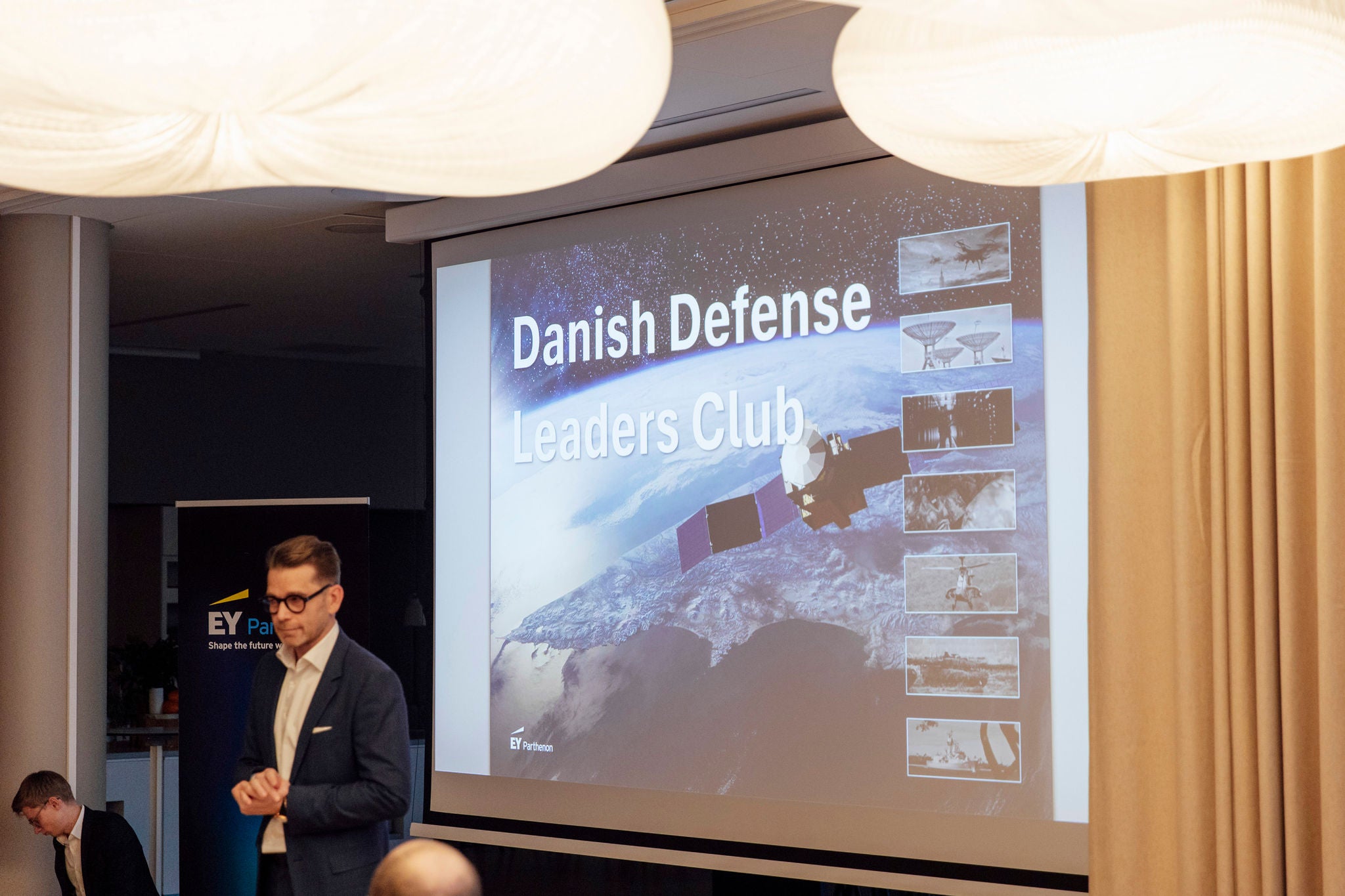 Oplægsholder foran skærm