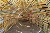 Una cueva de instalación artística hecha de libros en una playa