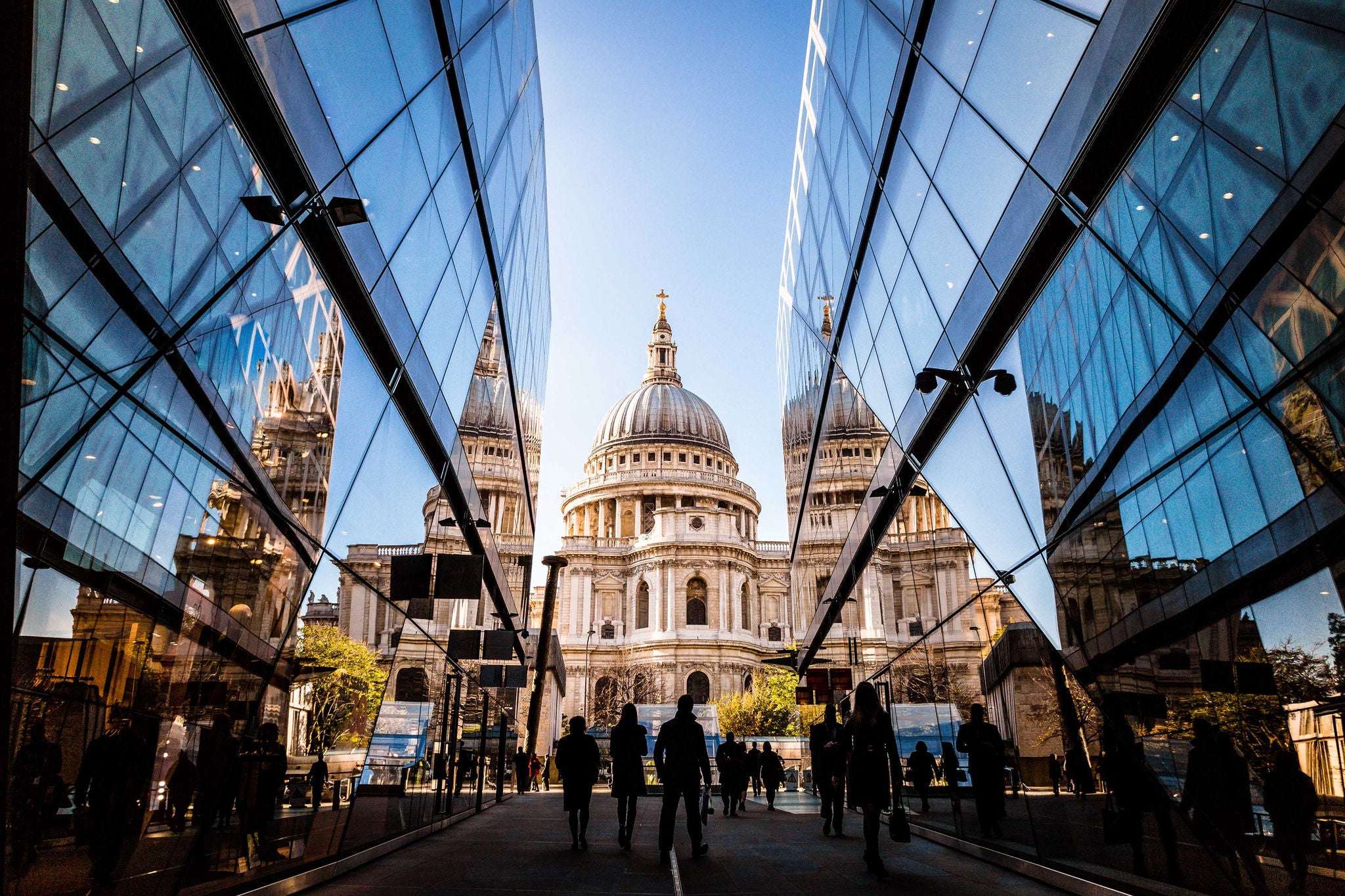 urban-crowd-and-futuristic-architecture-in-london