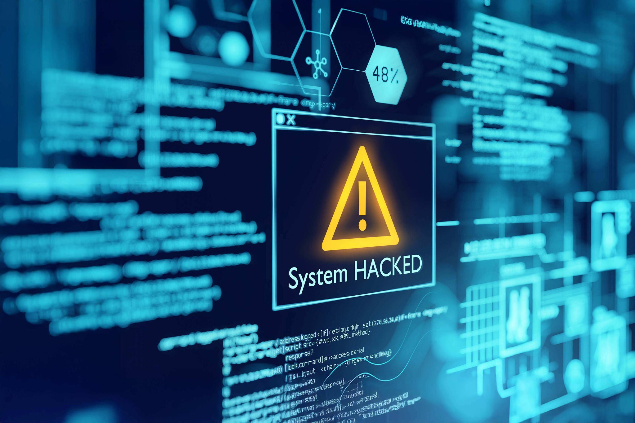 Warnsymbol mit Schriftzug „system hacked" auf einem Bildschirm mit Code und Datenvisualisierungen