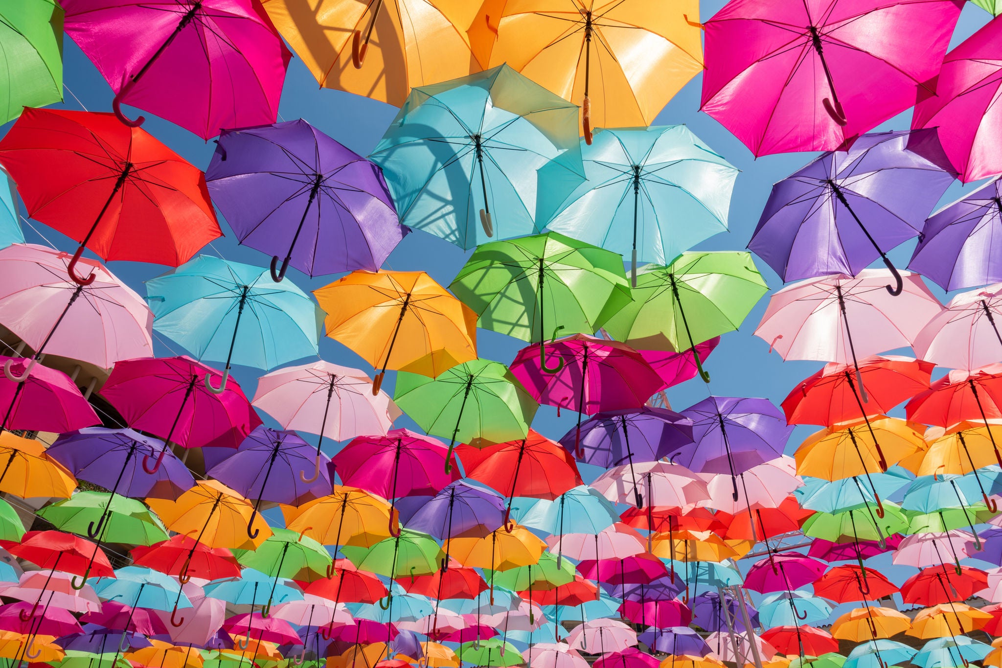 Viele bunte Regenschirme