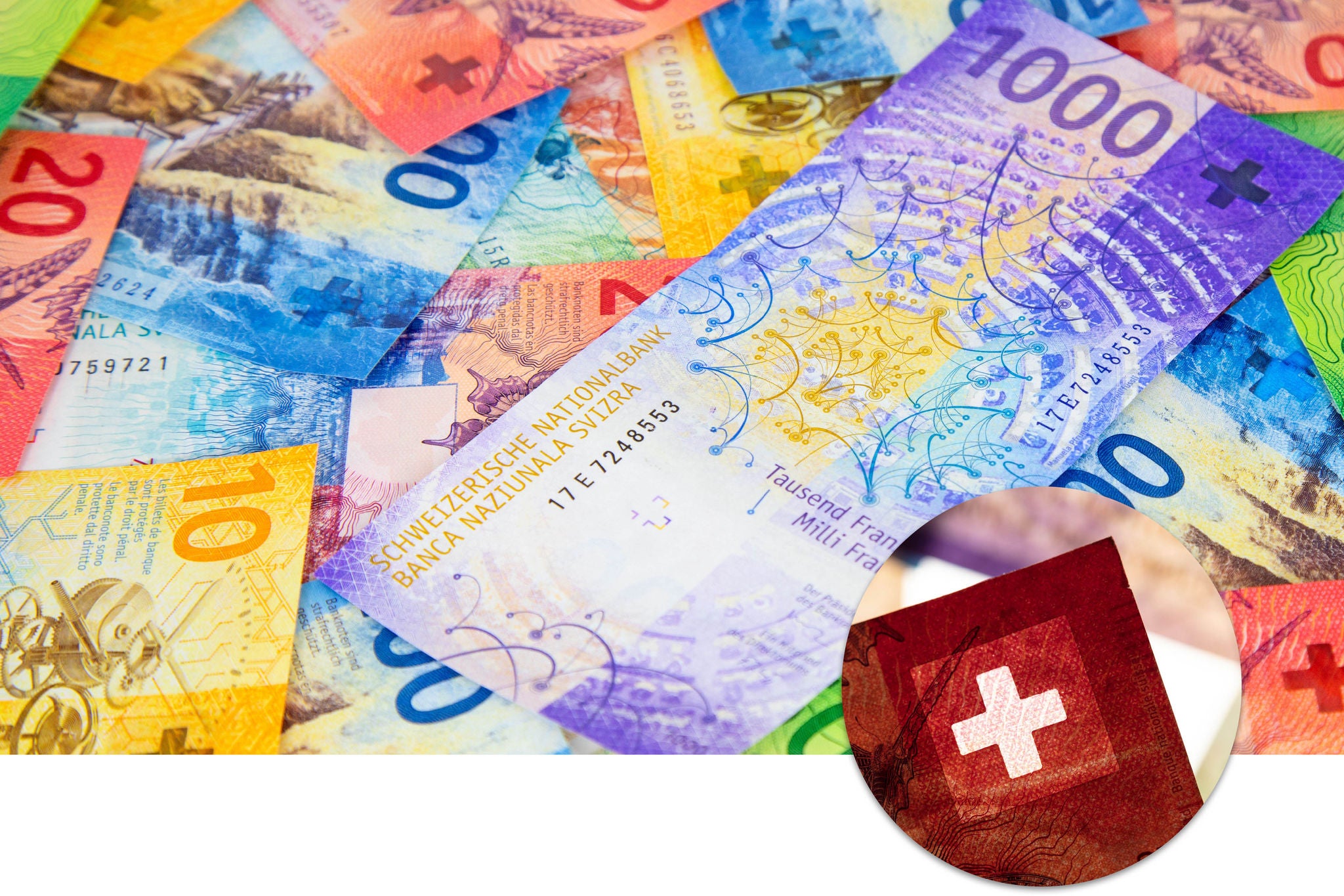 Der violett-gelbe 1000-Franken-Schein zeigt die hochsichere neunte Banknotenserie der Schweiz. Praegnante Merkmale wie das transparente Fensterkreuz, bewegende Kippeffekte, Mikrostrukturen, Glanzstreifen und komplexe Linienornamente schuetzen vor Faelschung. Das abstrakte Motiv „Kommunikation“ des Grafikers Manuel Krebs symbolisiert die Dialogkultur der Schweiz.