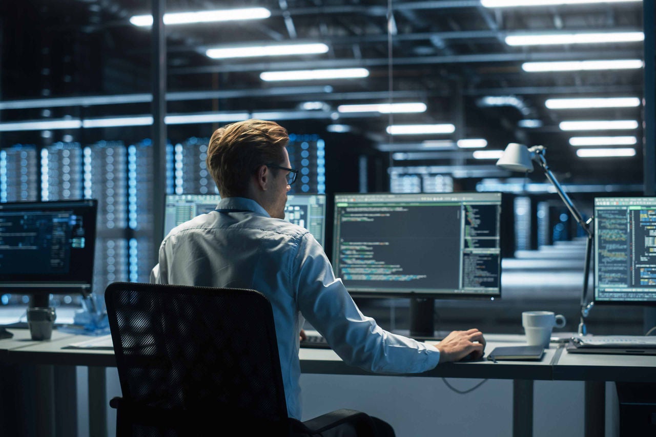 Mann arbeitet an Computern im Rechenzentrum