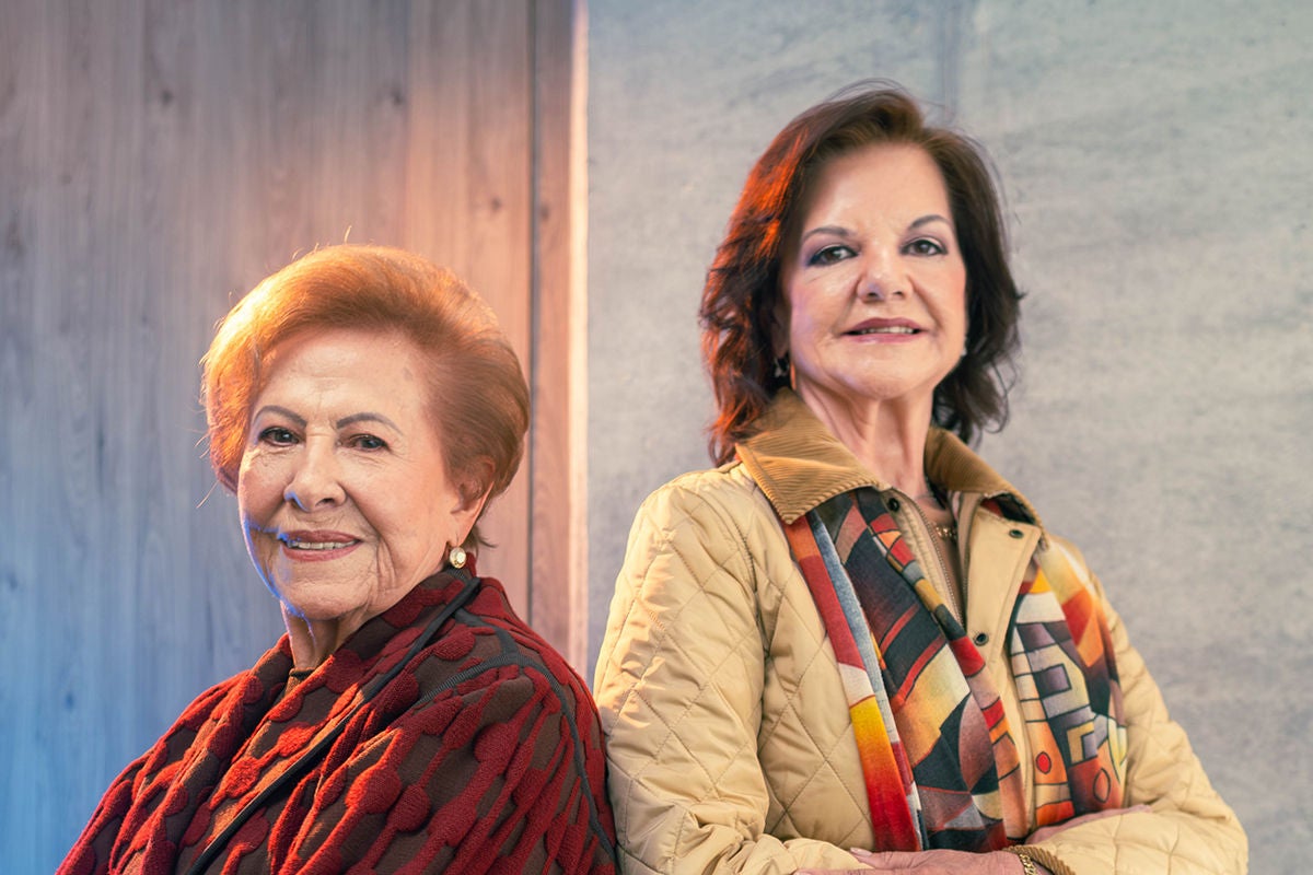 Photographic portrait of Liliana Estrada and Elsa Gómez
