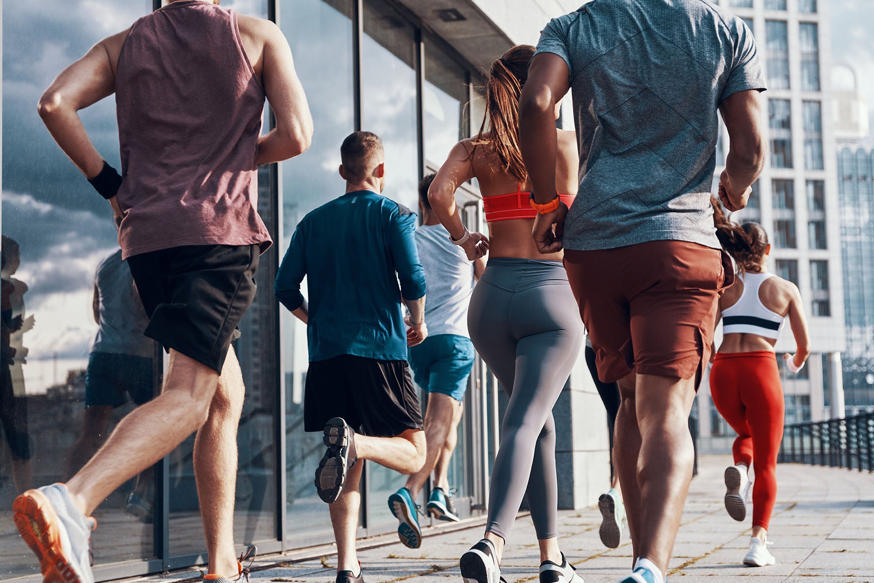 Kleine Laufgruppe joggt durch die Innenstadt