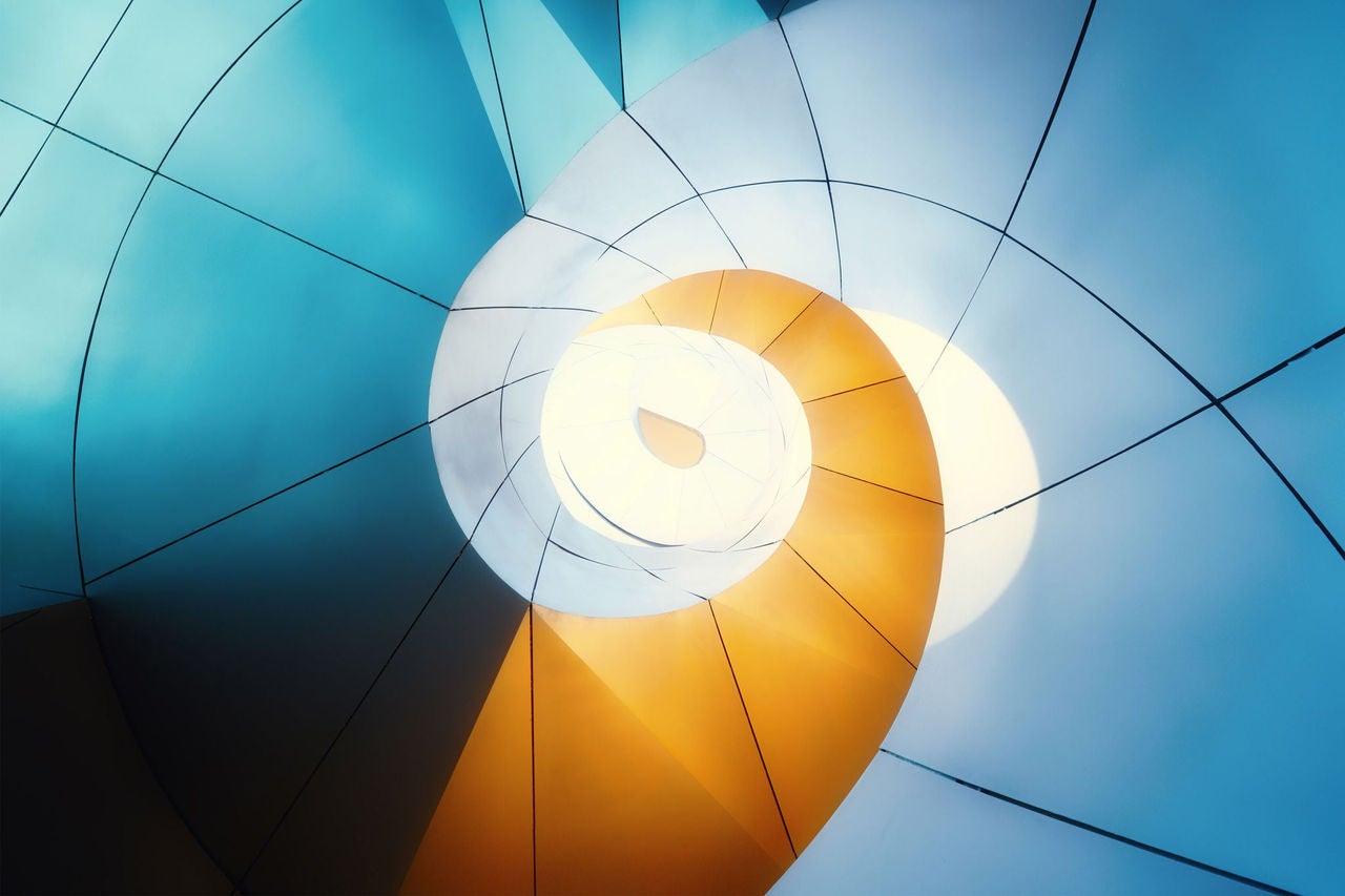 Escada espiral iluminada