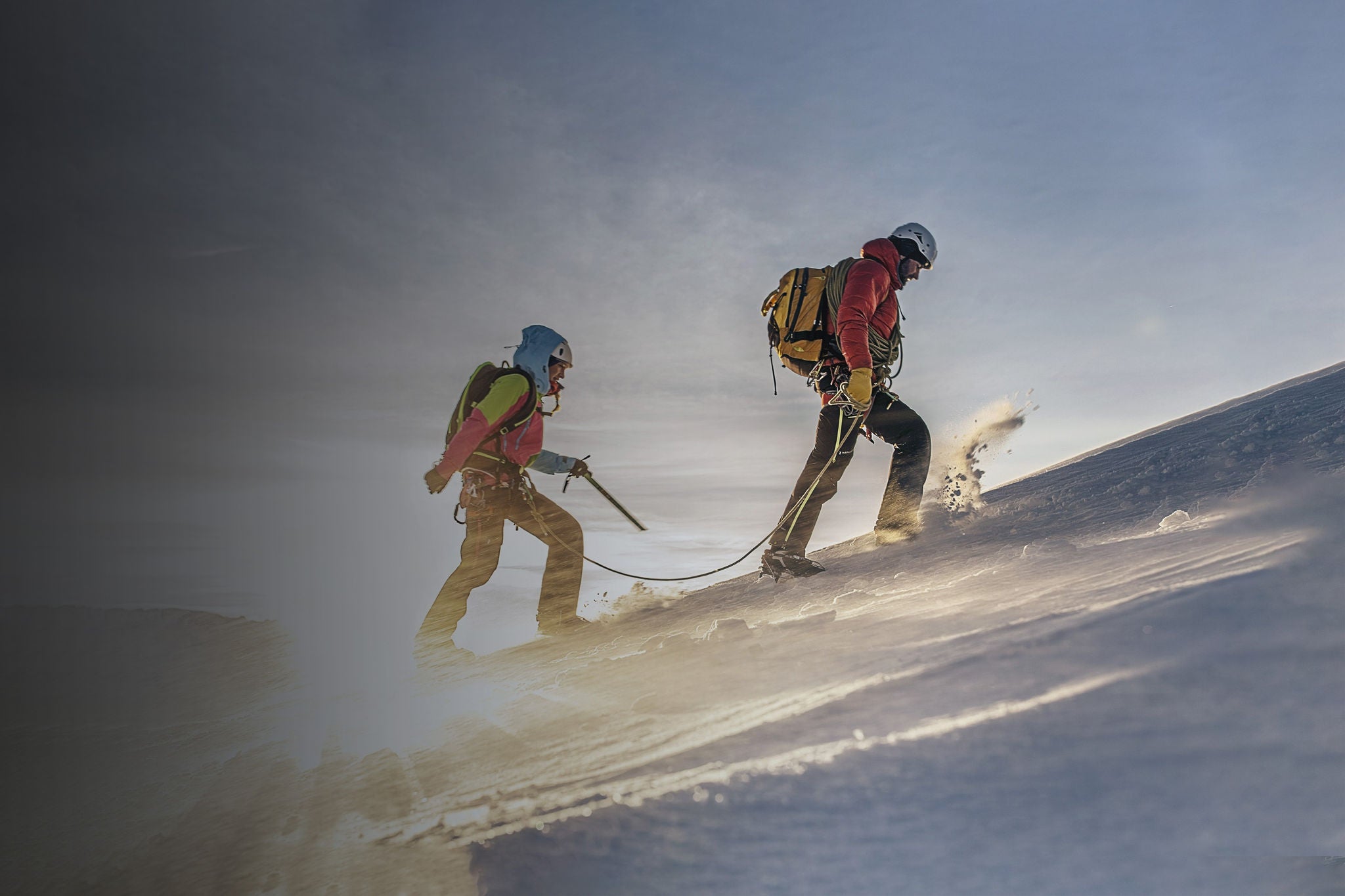 Couple faisant de la randonnée dans les Alpes autrichiennes