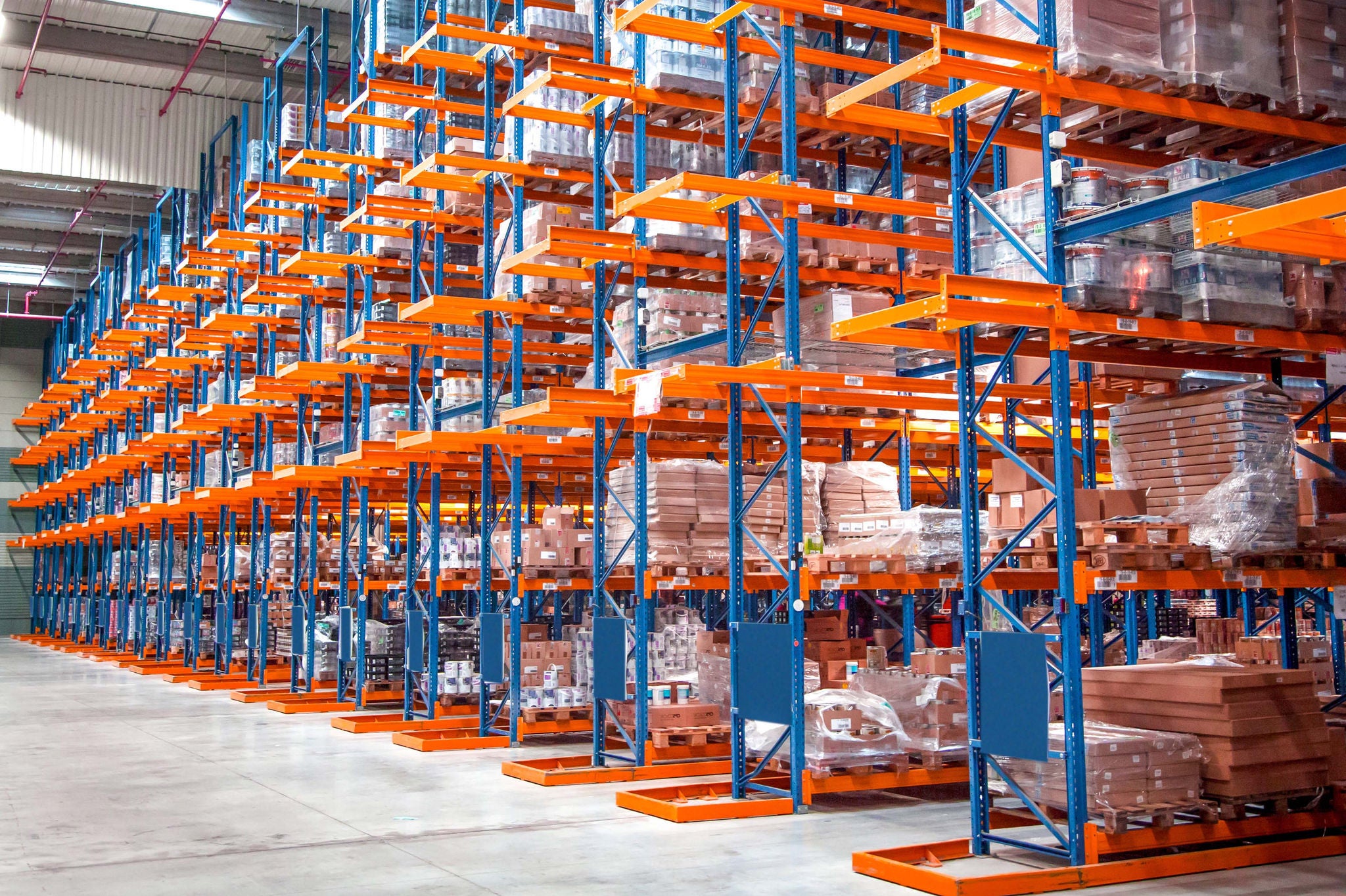 Lagerhaus von Innen mit blau und orangen Regalen