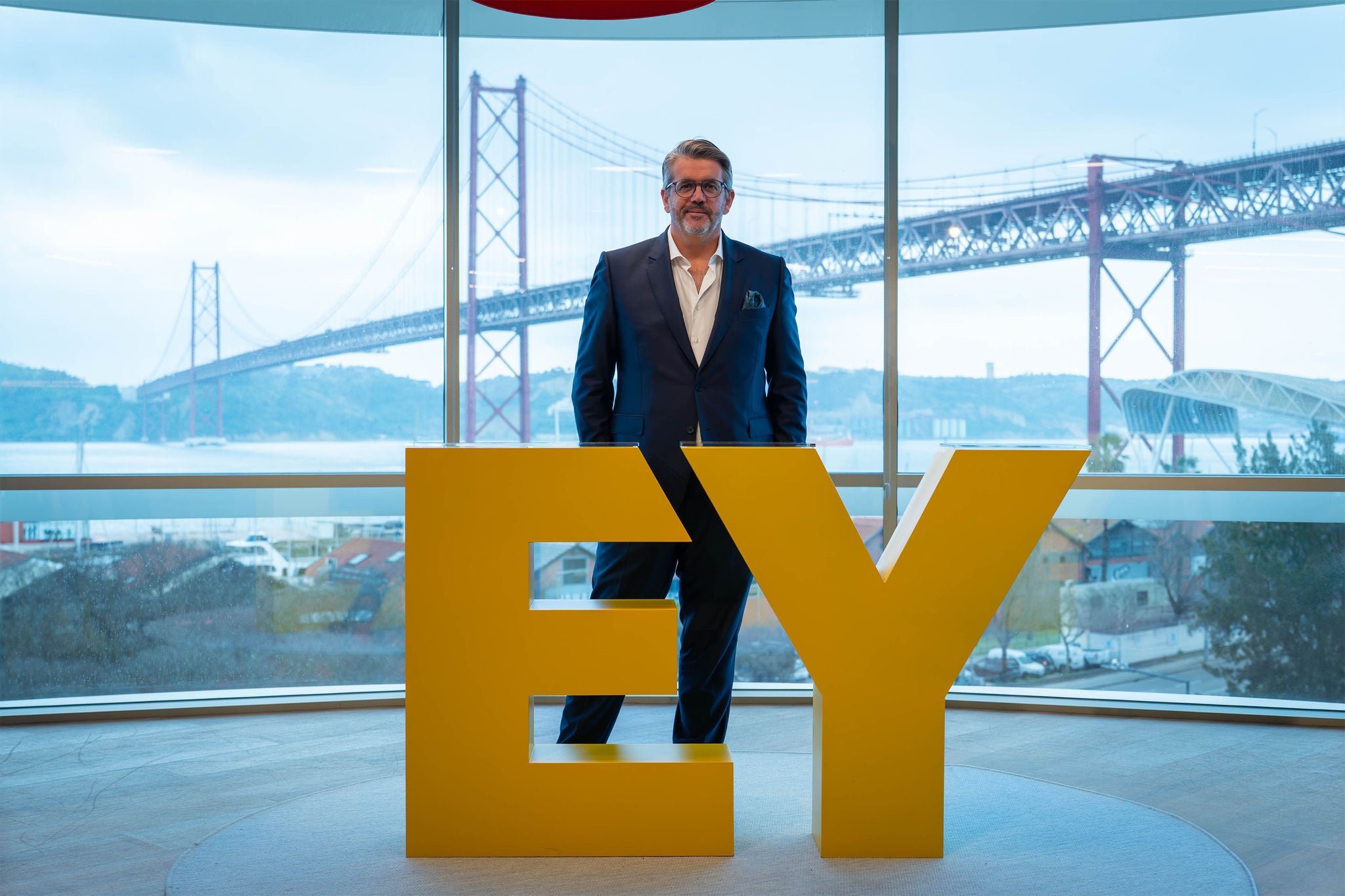 EY atinge 57 mil milhões em receitas com impulso da IA 