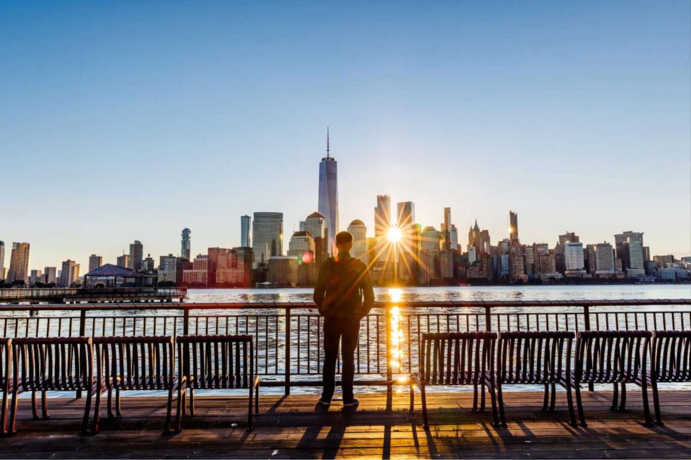 ey-rear-view-of-a-man-looking-at-new-york-city-skyline-at-sunrise