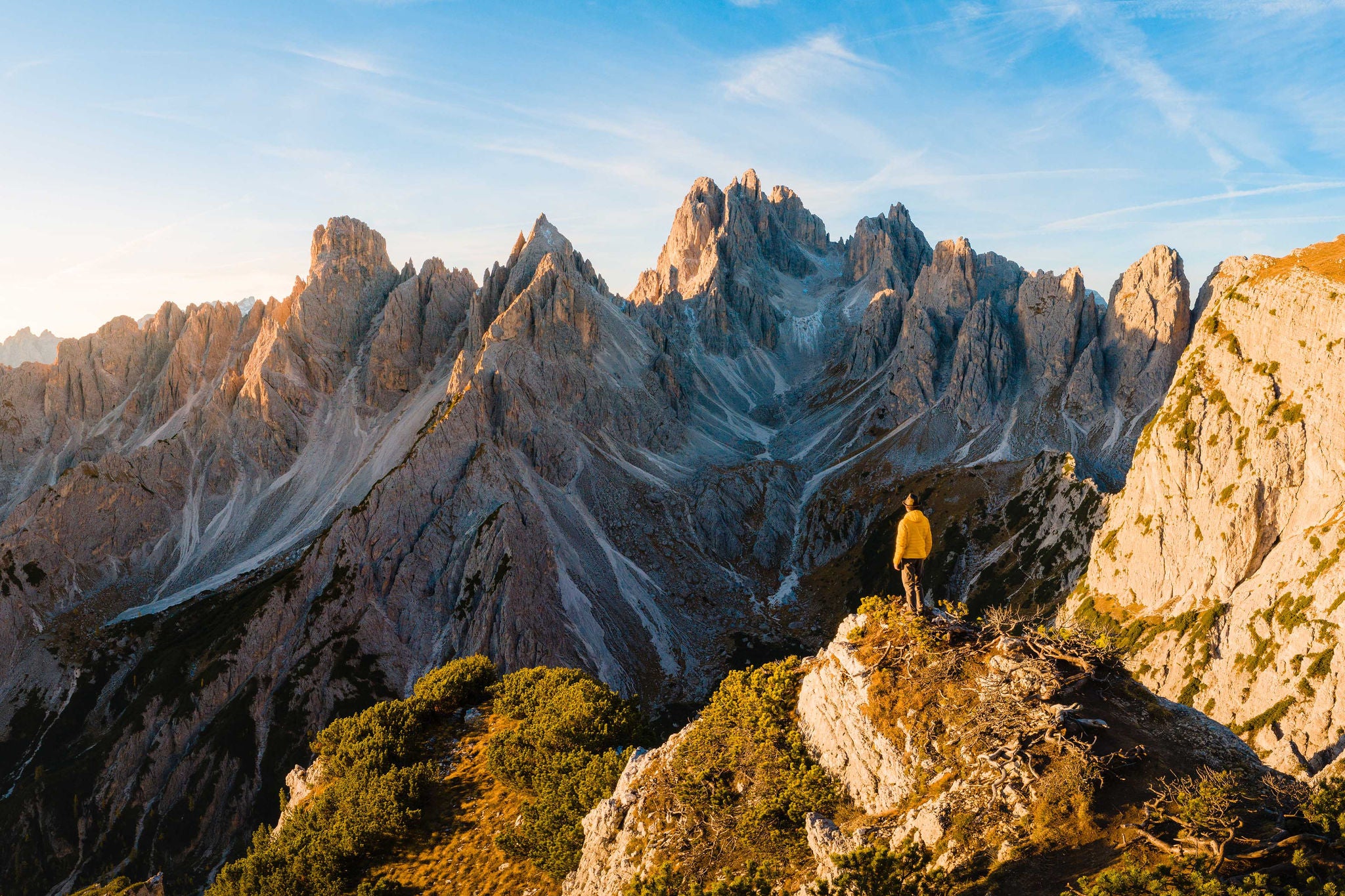 Man staat op de top van een berg en kijkt uit over het landschap