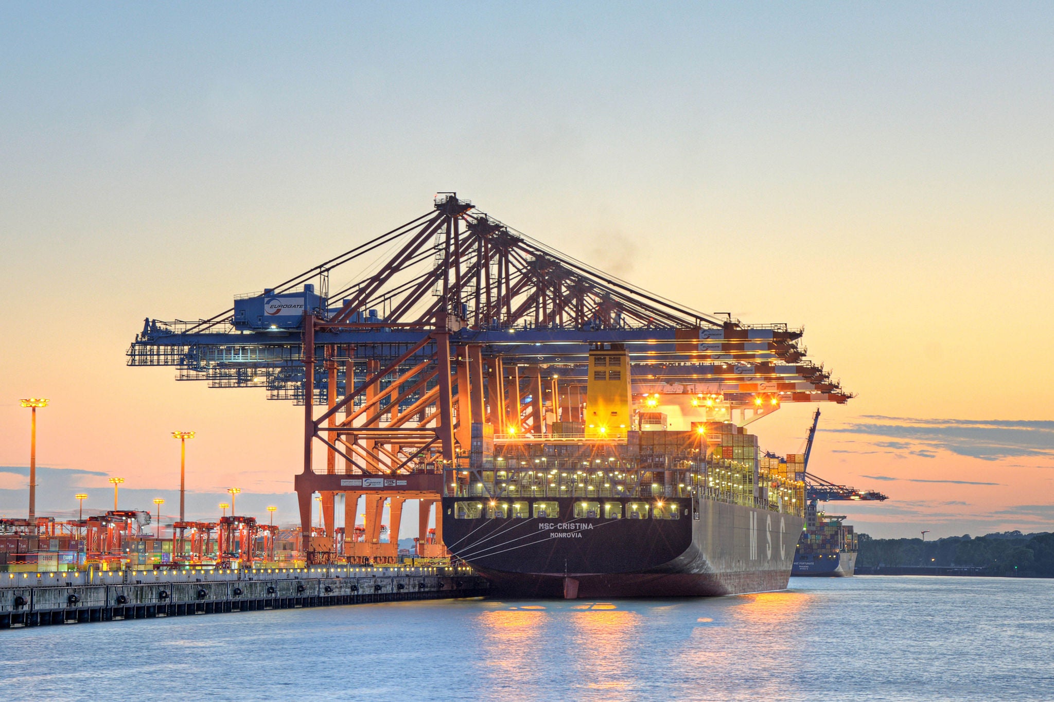 Containerhafen bei Abenddaemmerung