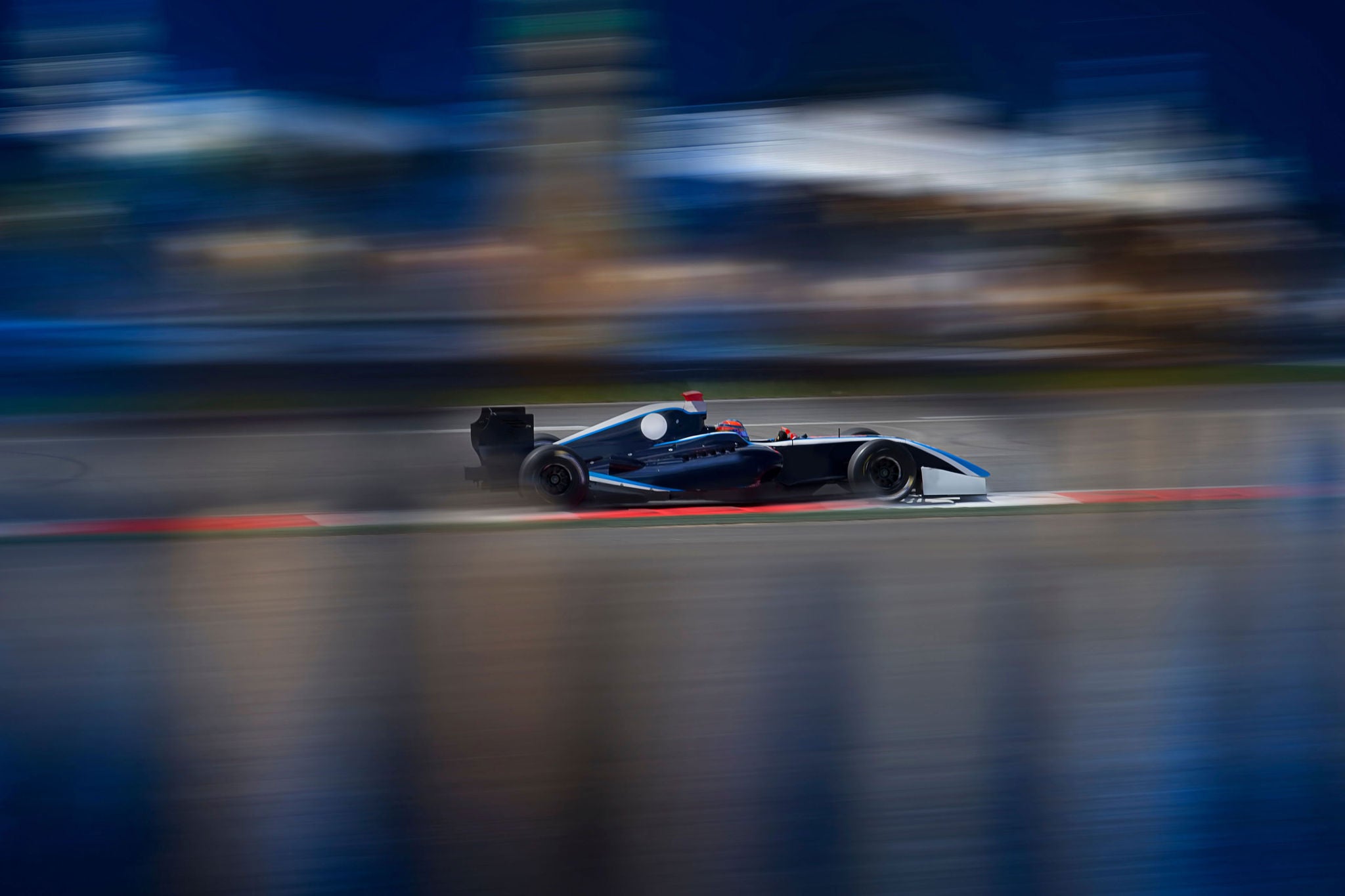 Rennwagen fährt über eine verschwommene Strecke