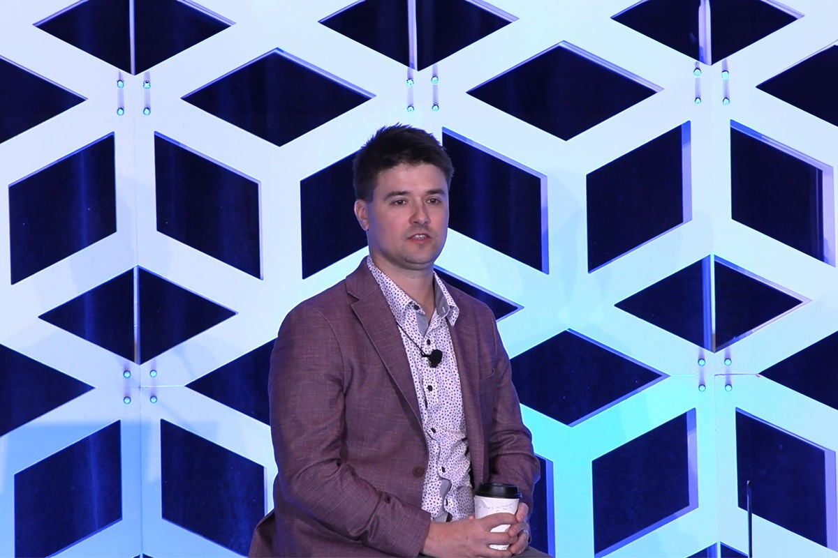 Edward Jones discursa em um evento da Pega