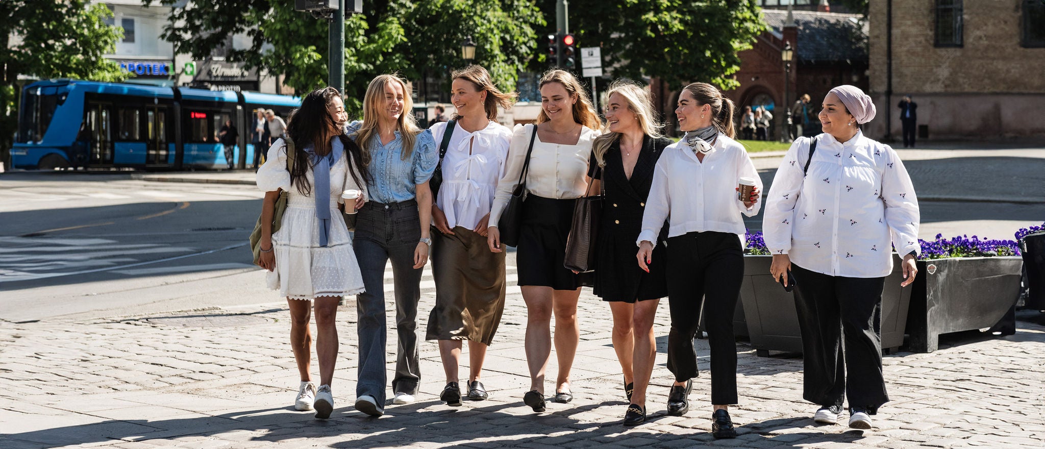 Smilende kvinnelige kolleager utenfor Domkirken i Oslo.