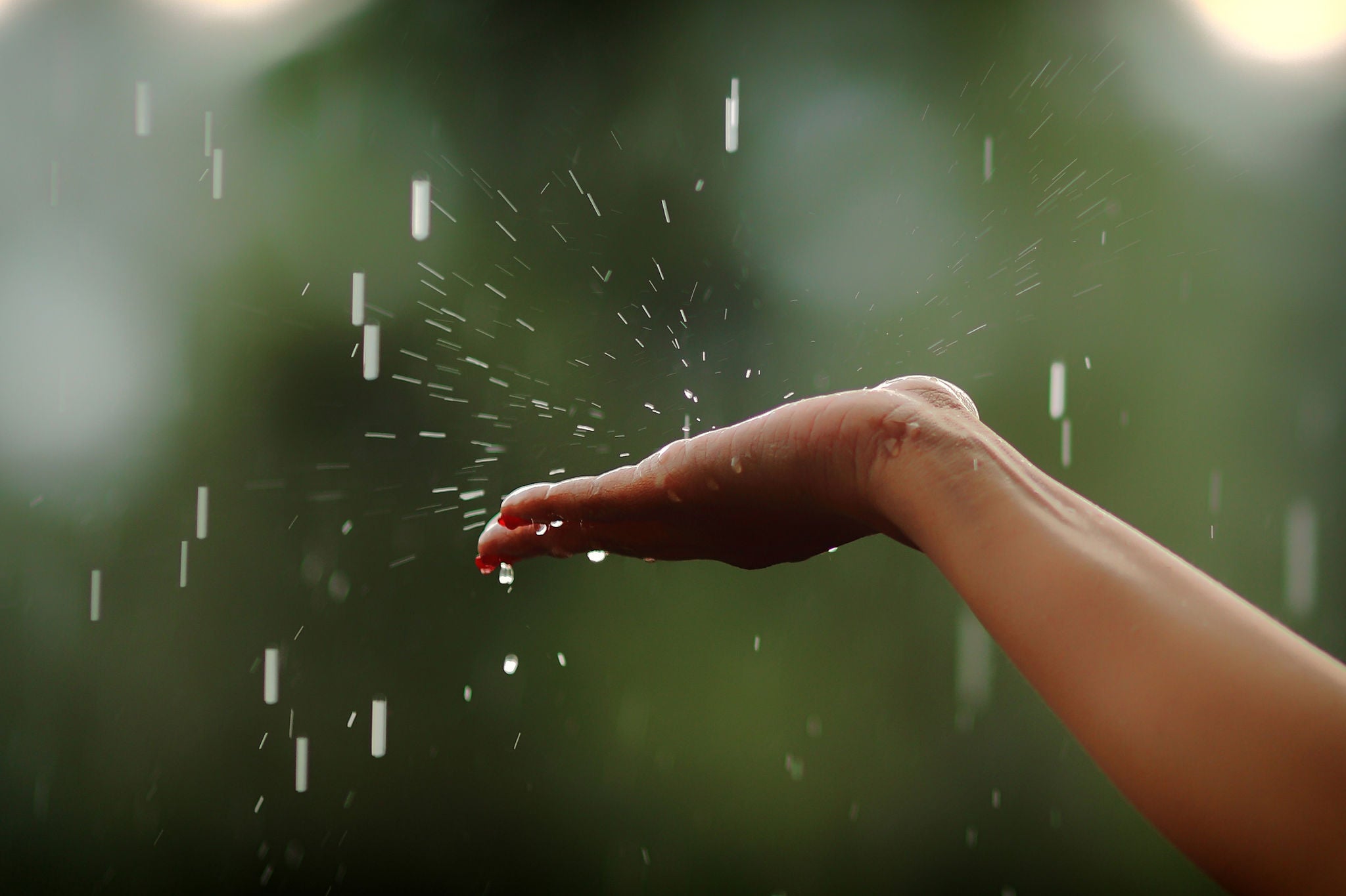 Nærbillede af sommerregn på hånd
