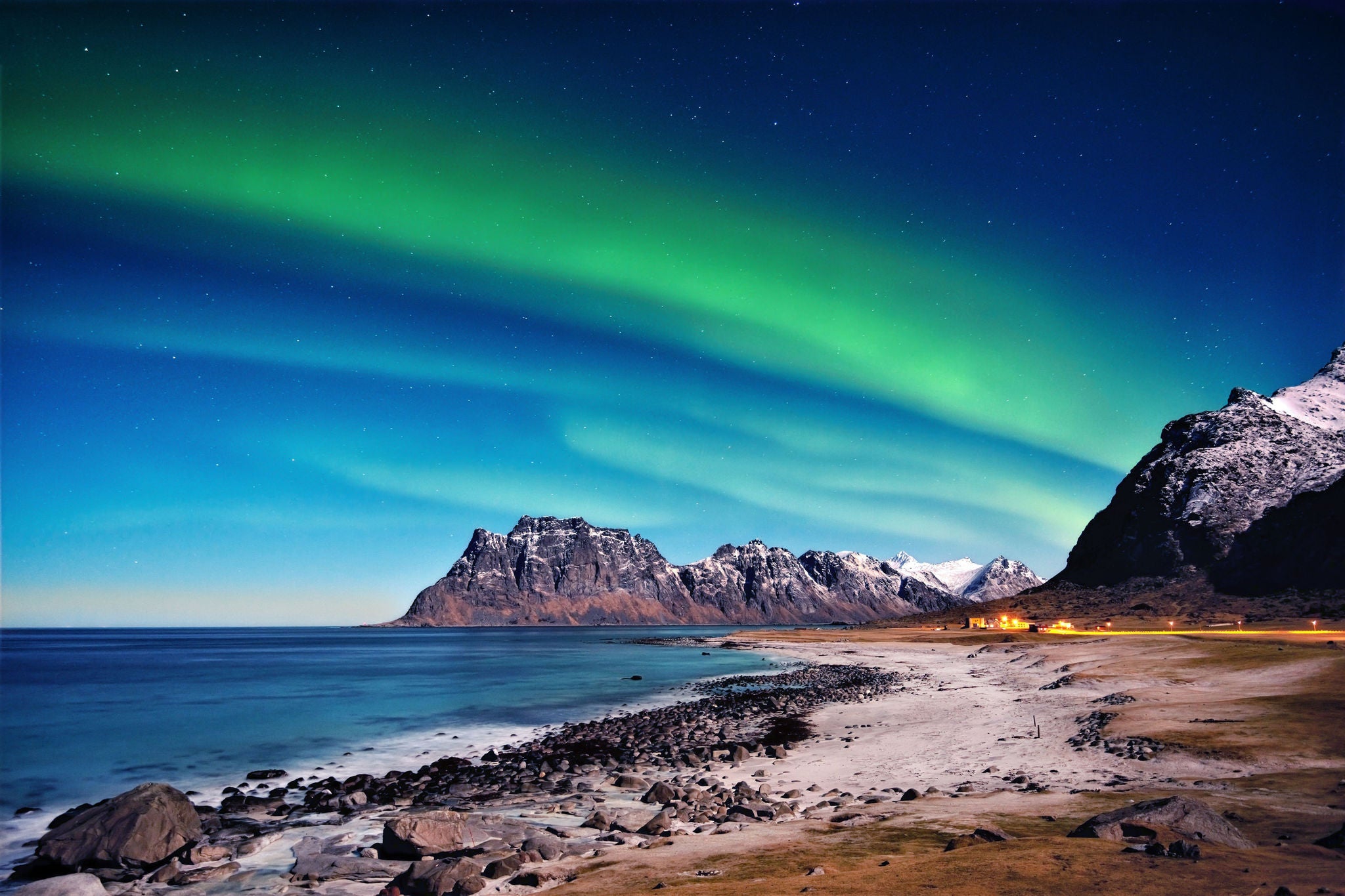 Northern lights above the beach in Utakleiv