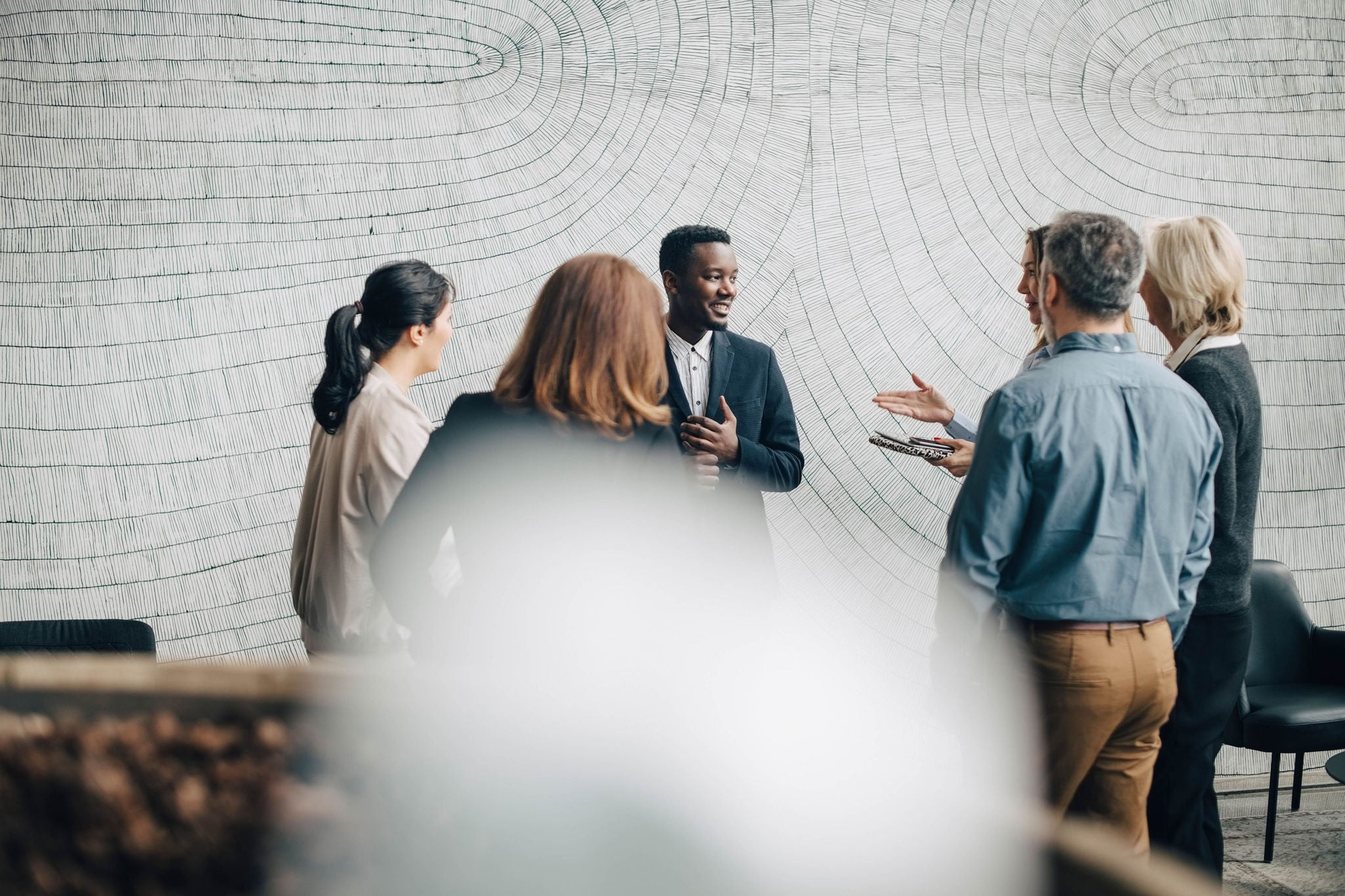 Ihmiset, jotka keskustelevat kokousalueella