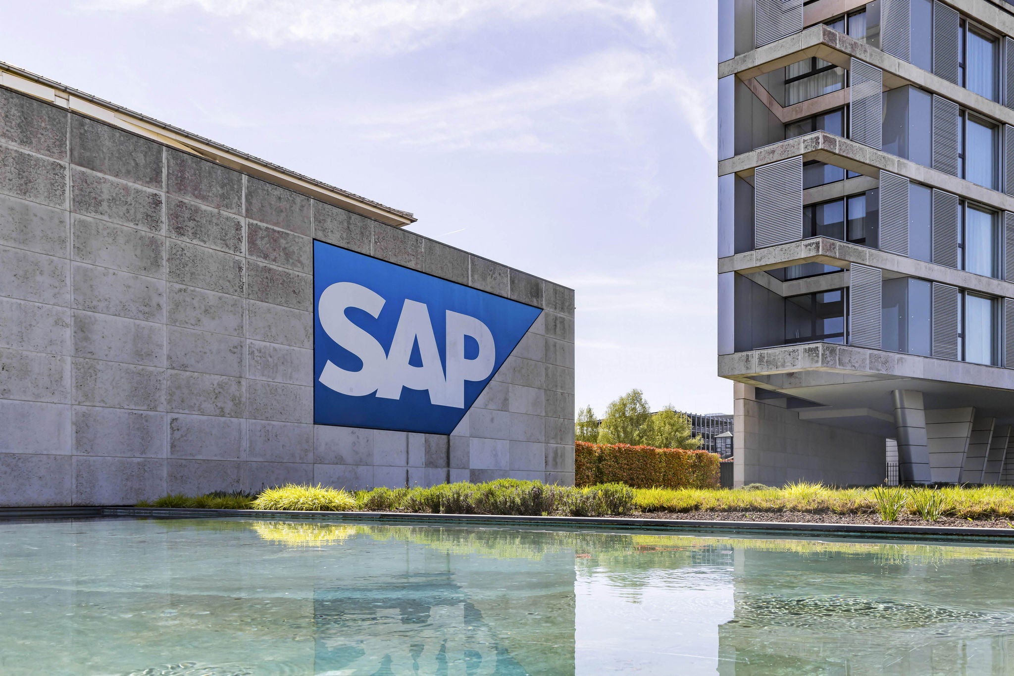 Logo und Gebaeude des börsennotierten Softwarekonzern SAP, Hauptverwaltung.