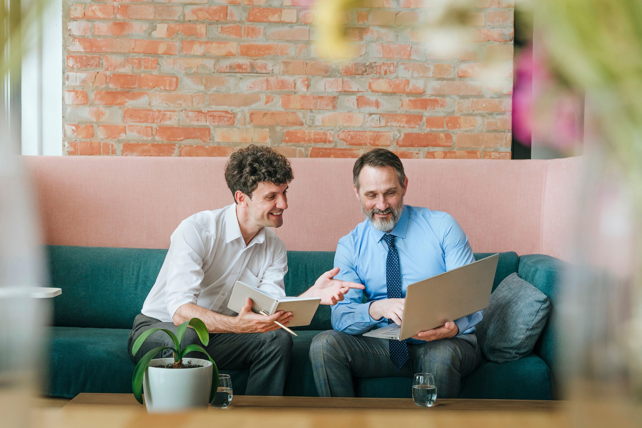 dois homens olhando para um notebook
