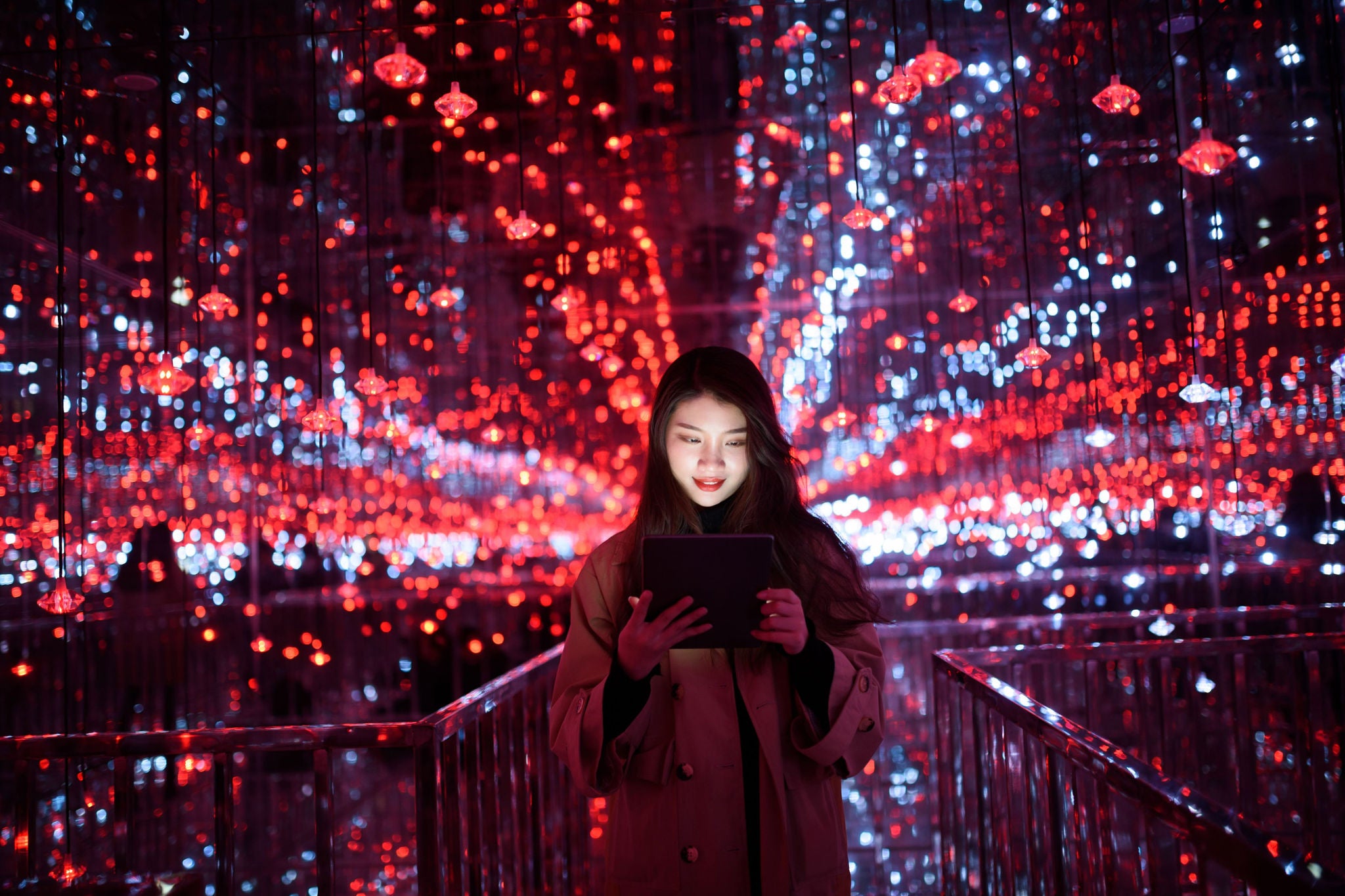 一位亞洲女性正在使用平板電腦
