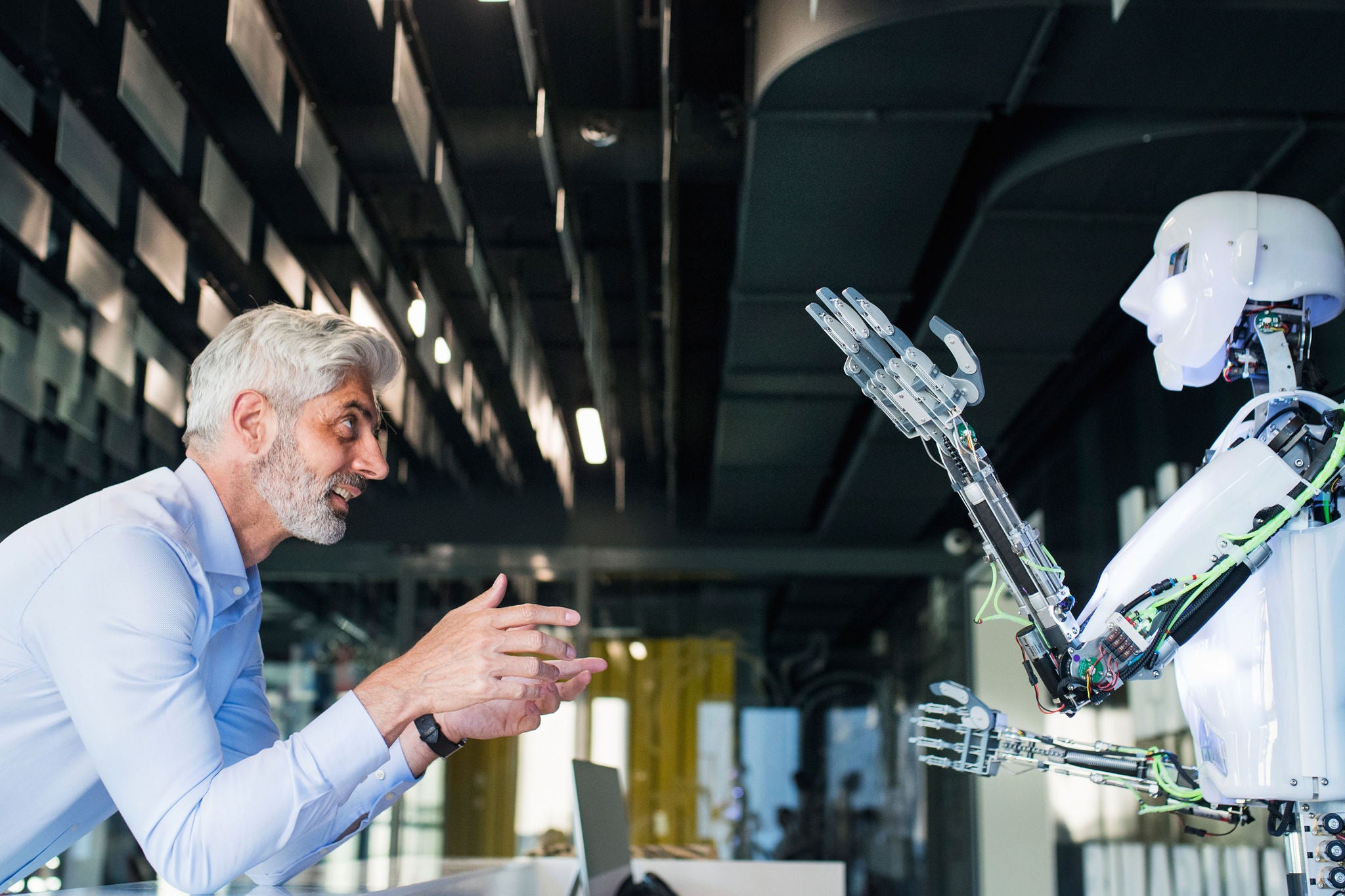 Hombre frente a un robot