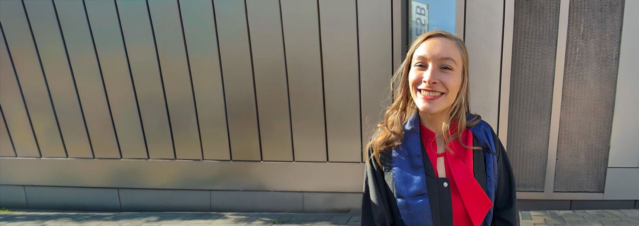 Foto mit Lucia Kreitz vor einem Gebäude