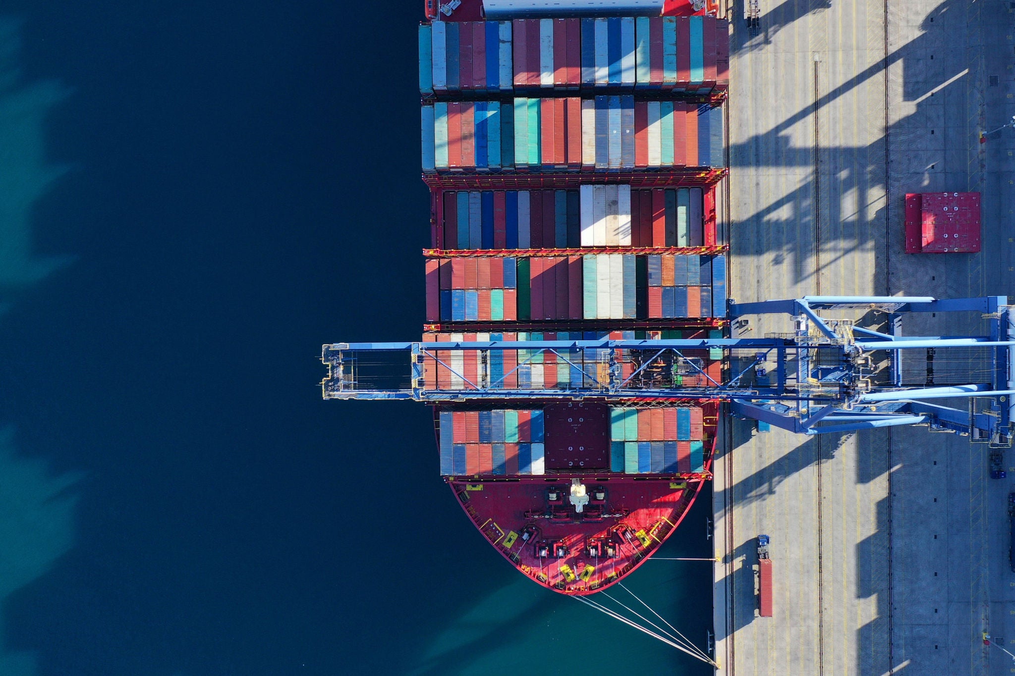 Cargaison de containers à quai