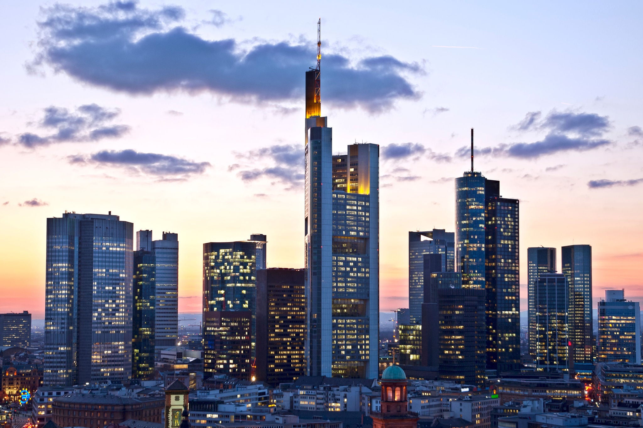 Skyline von Frankfurt am Main in der Abenddaemmerung 